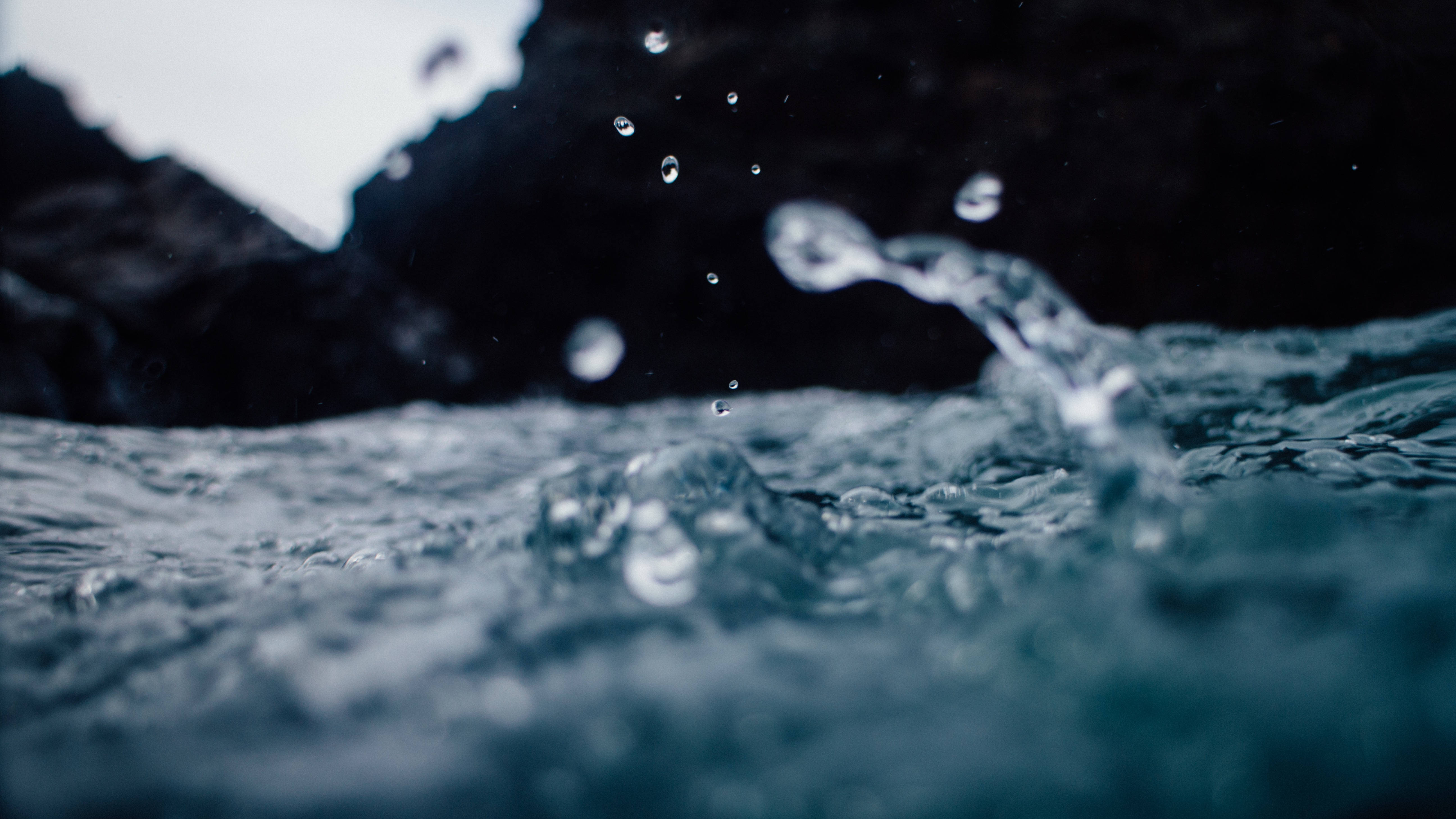 ocean water droplets, water splashing, droplets suspended in mid-air, 5K Desktop Wallpaper