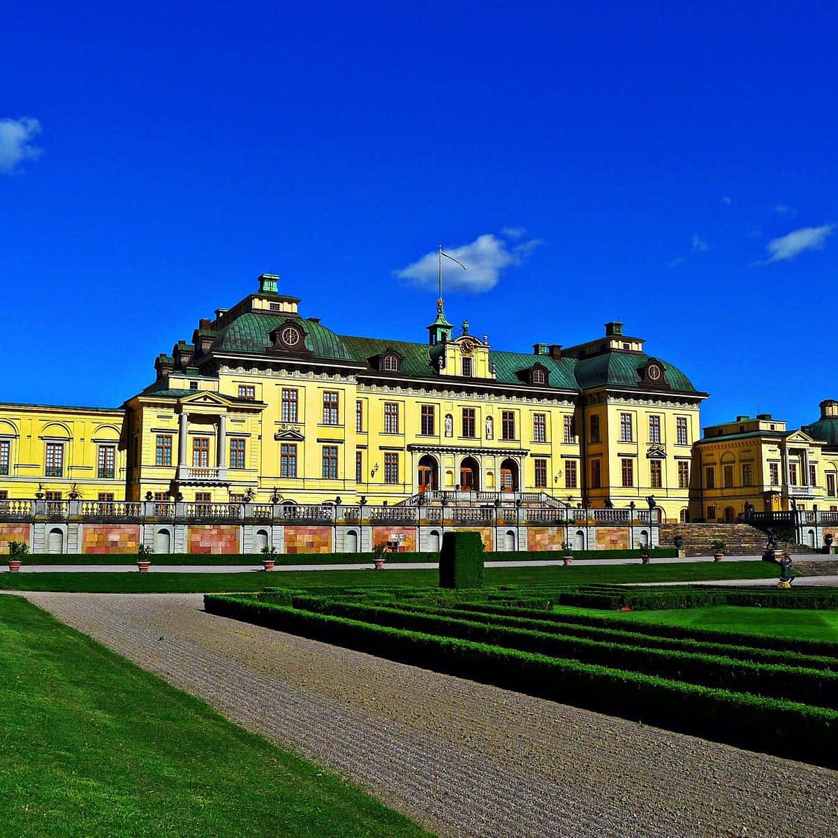 Drottningholm Palace, yellow palace, green domes, SD Desktop Wallpaper