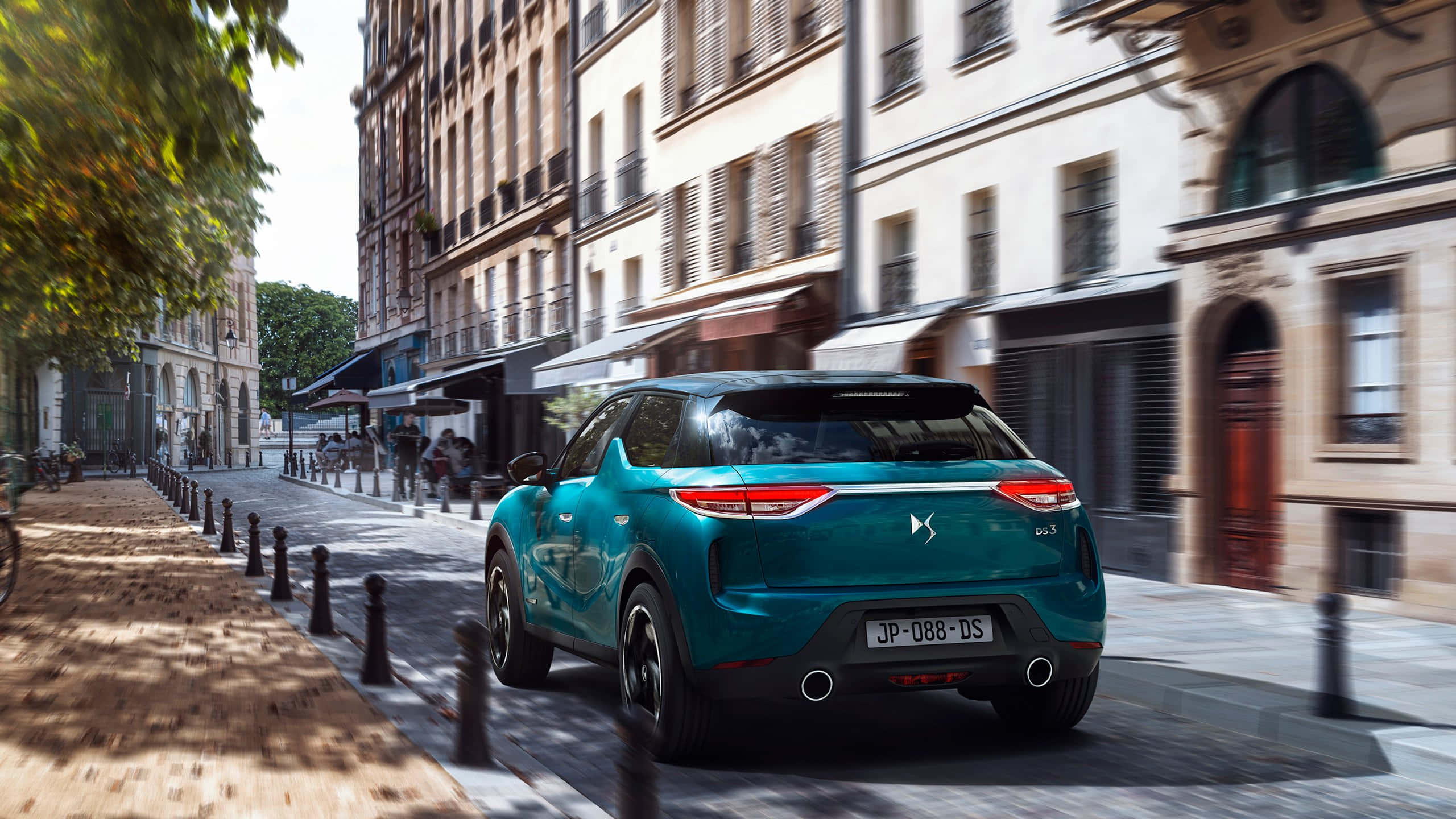 DS 3 Crossback, teal, sunlit European street, 2K Desktop Wallpaper