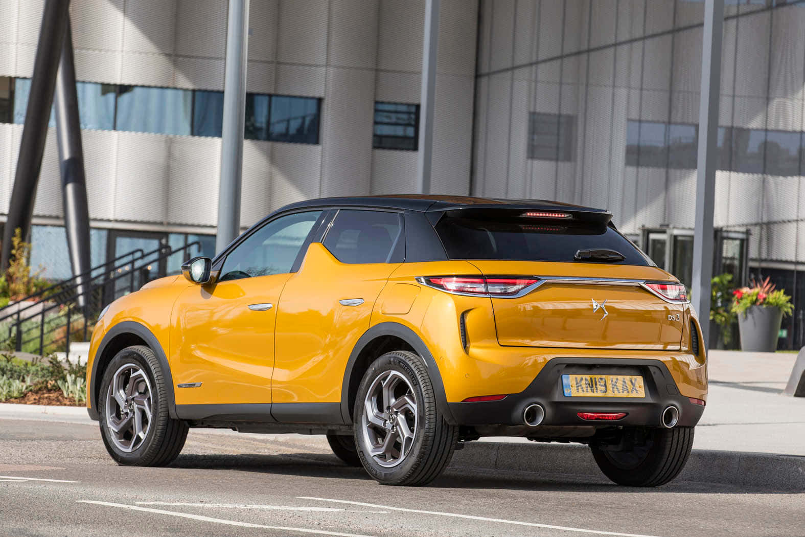 DS 3 Crossback, vibrant yellow, city street, HD Desktop Wallpaper