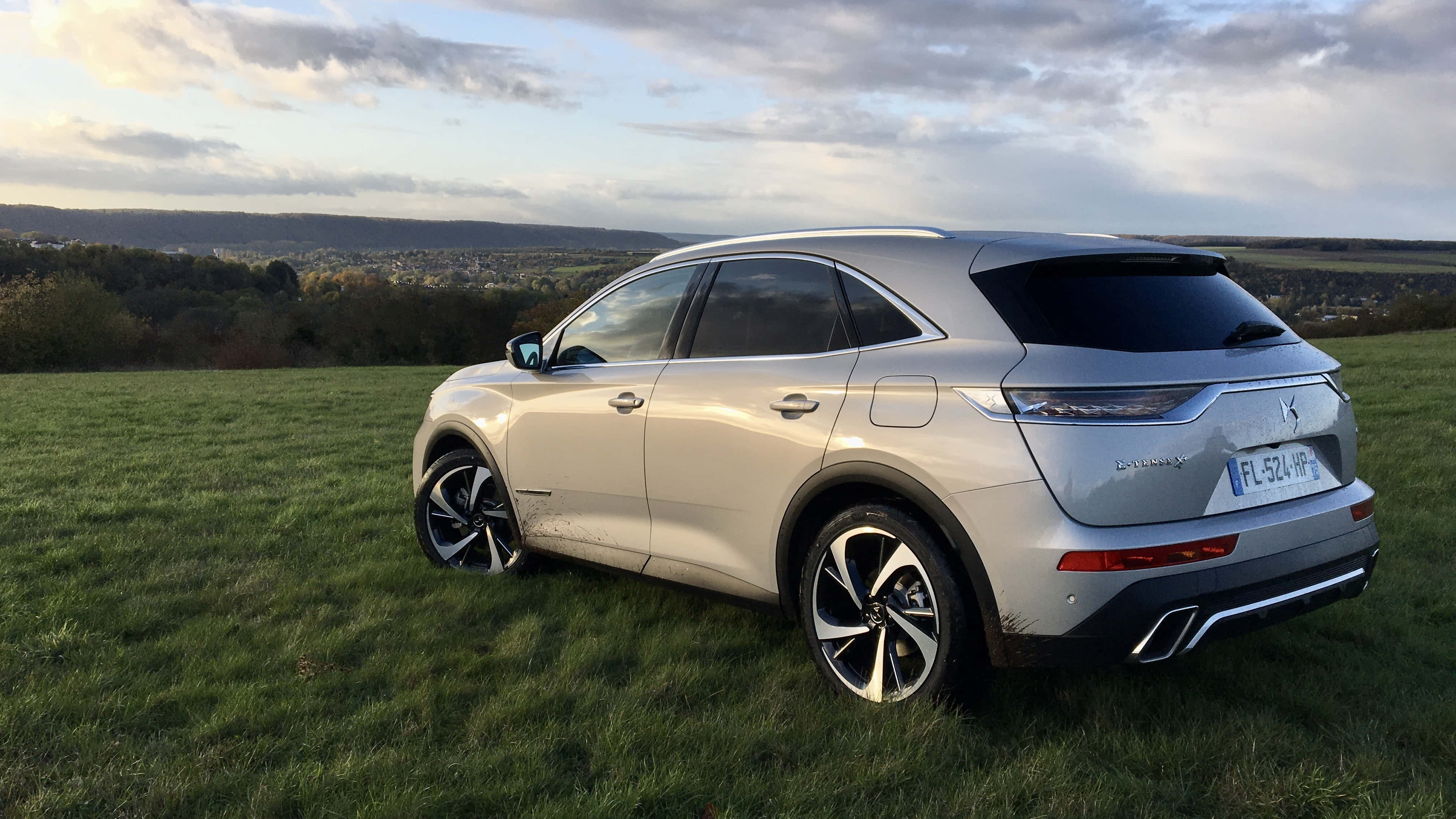 DS 7 Crossback E-Tense, silver, grassy hill, 4K Desktop Wallpaper