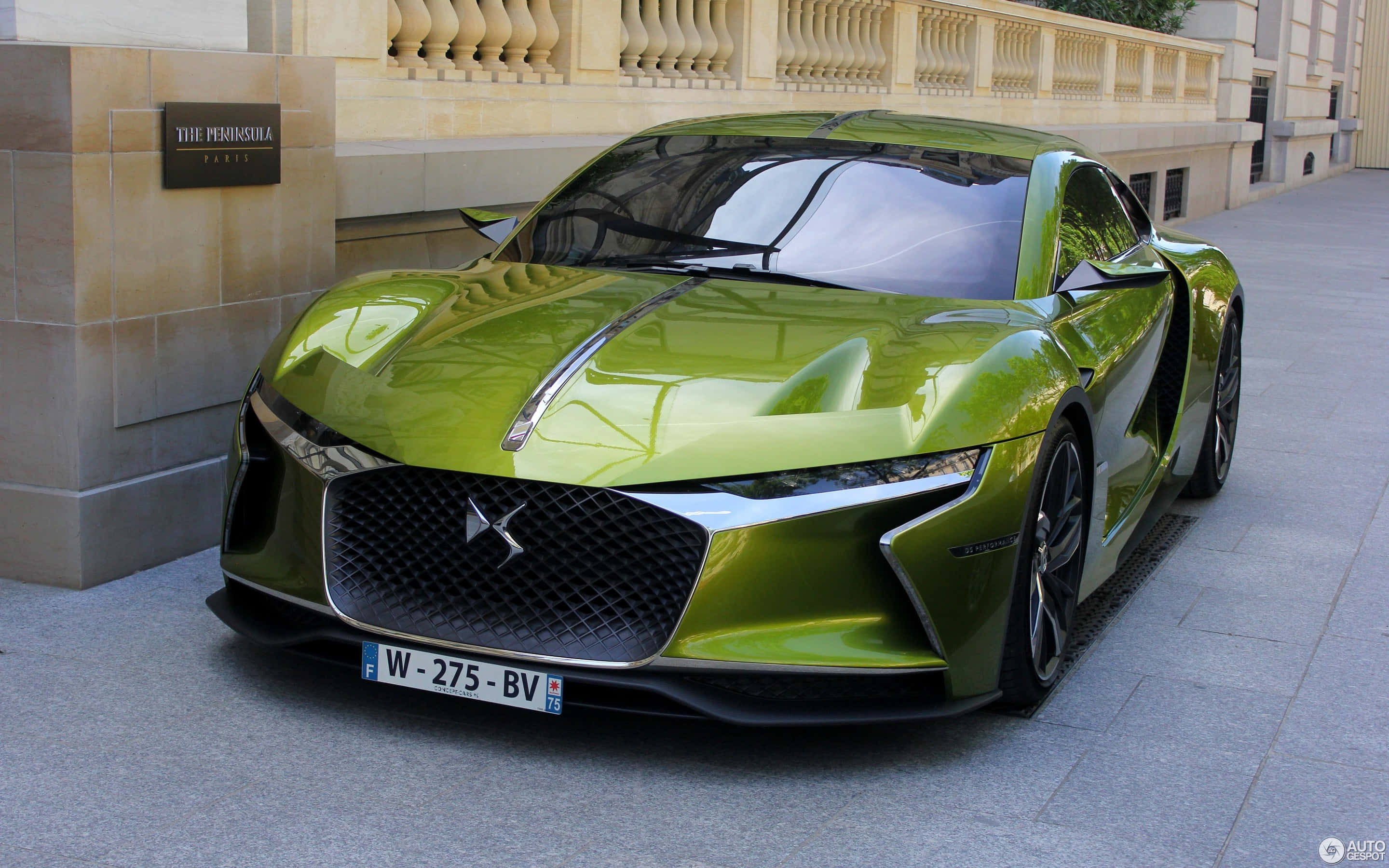 DS Automobiles DS E-Tense, glossy lime green, stone sidewalk, 2K Desktop Wallpaper