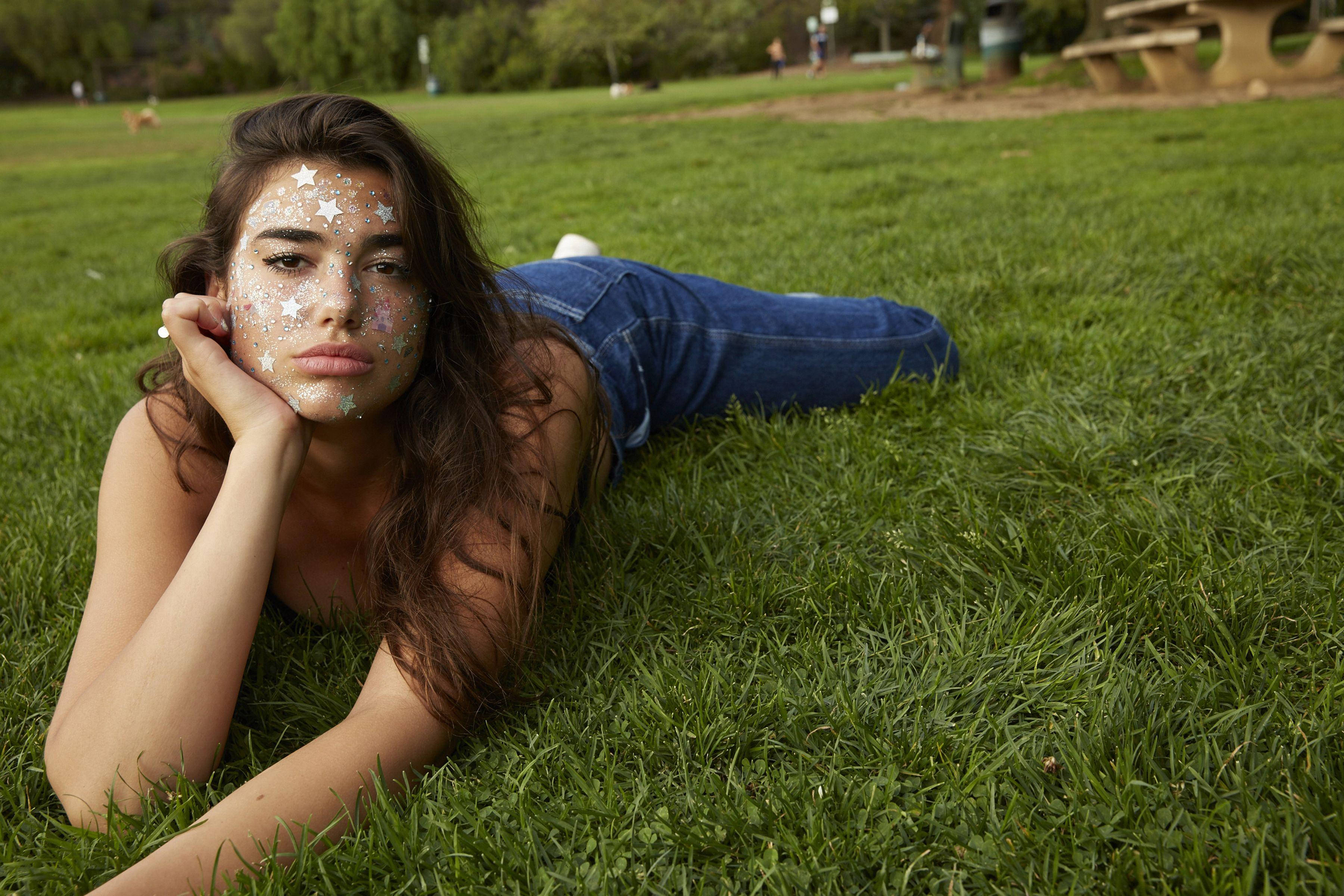 Dua Lipa, star glitter, vibrant green grass, 2K Desktop Wallpaper