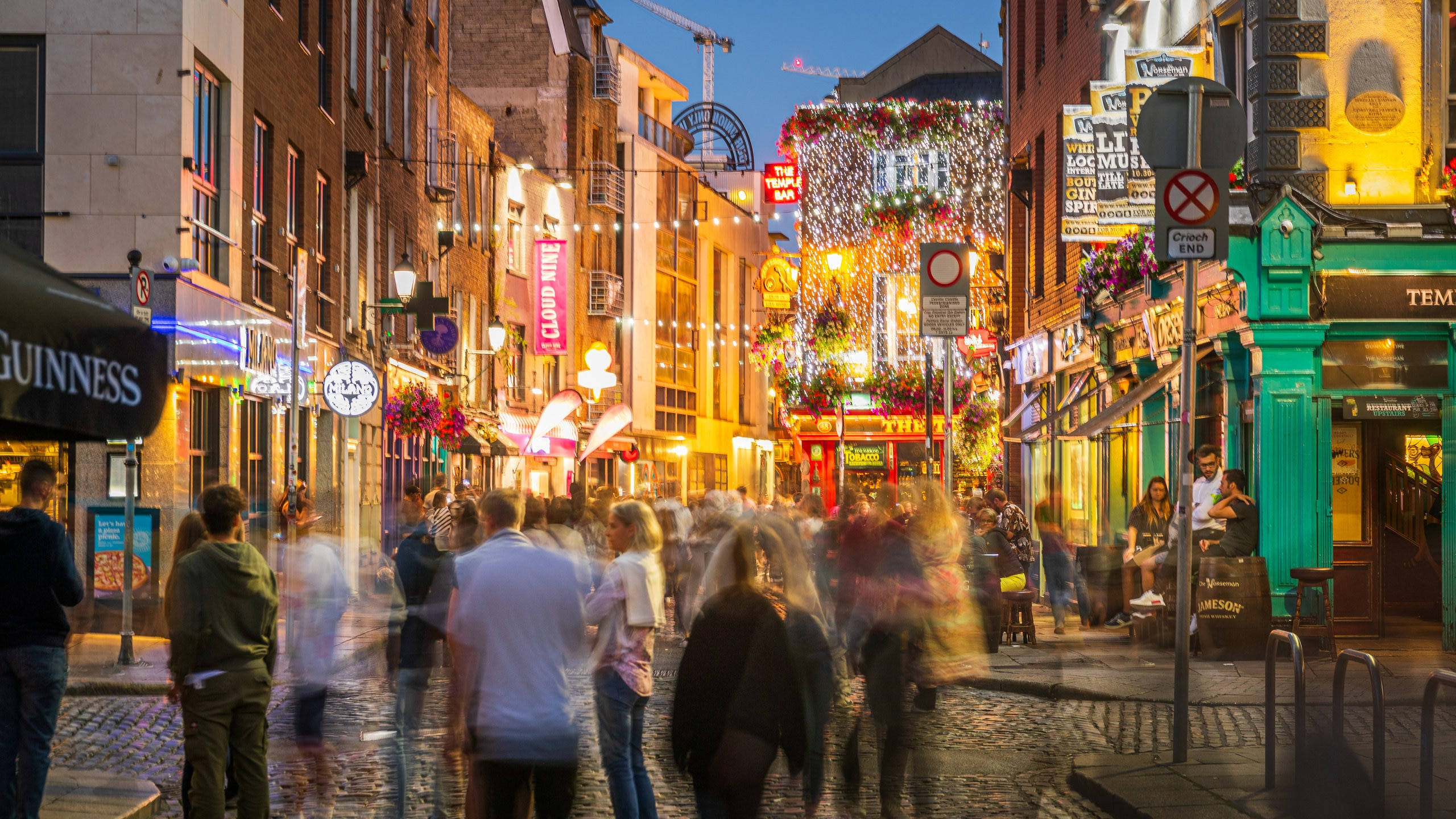 Dublin, cobblestone street, dusk, 2K Desktop Wallpaper
