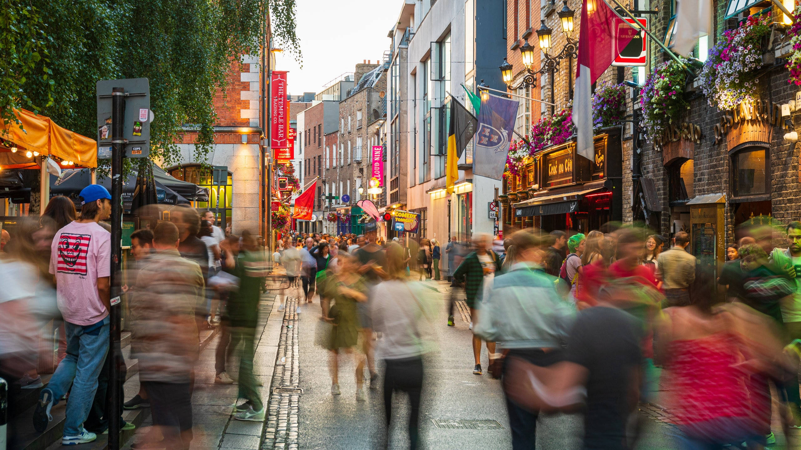 Dublin, dusk, bustling European street, 2K Desktop Wallpaper