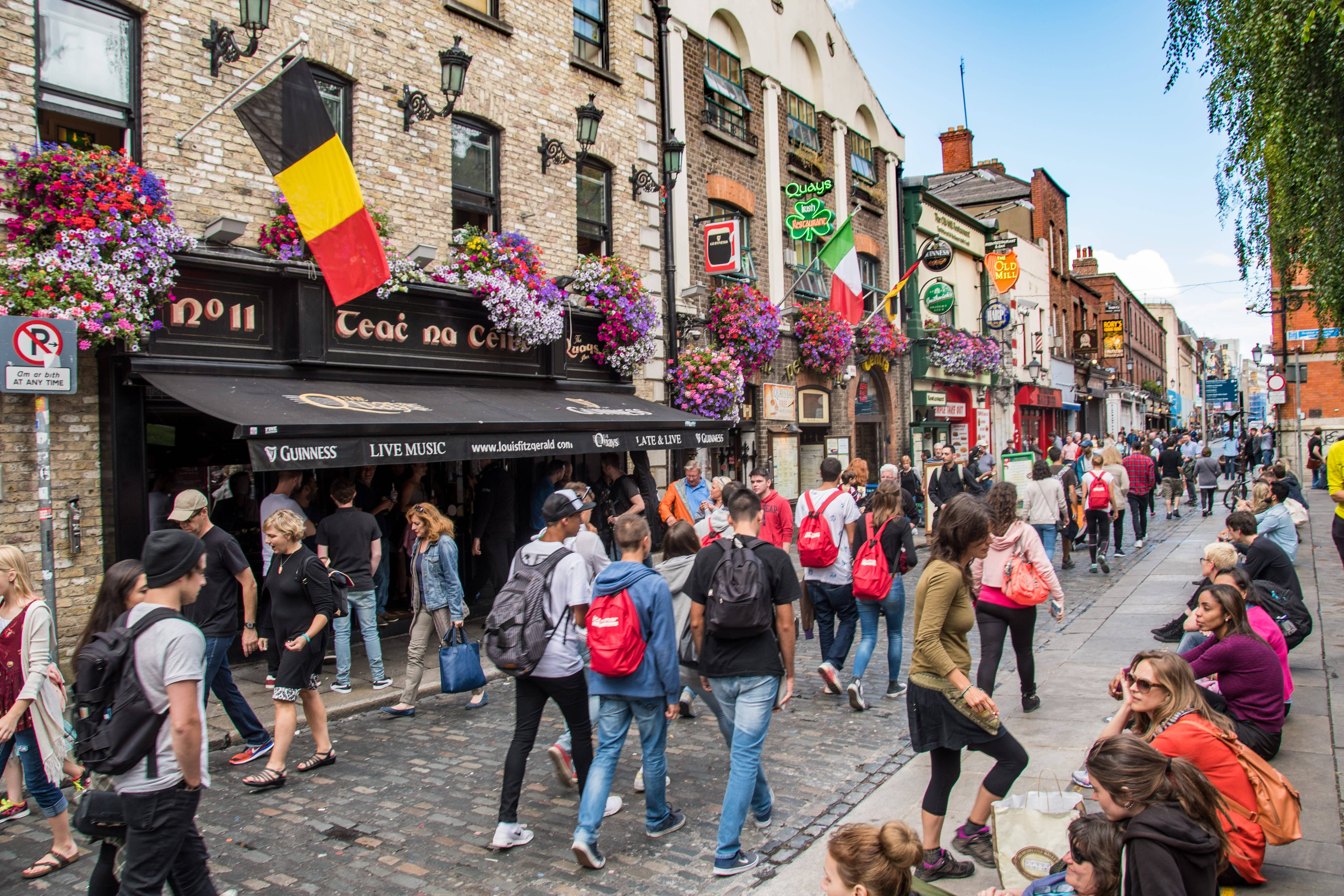 Dublin, busy street, cobblestone street, 5K Desktop Wallpaper