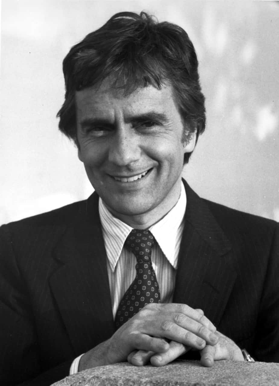 Dudley Moore, black and white portrait, suit, HD Phone Wallpaper