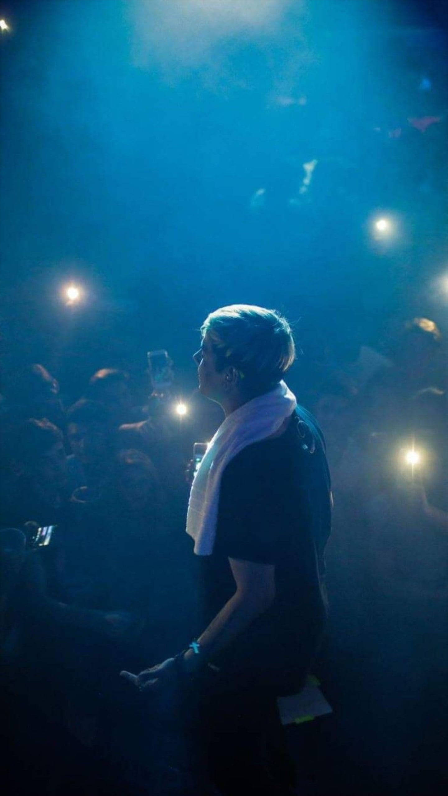 Duki, blue stage lights, glowing phones, 2K Phone Wallpaper