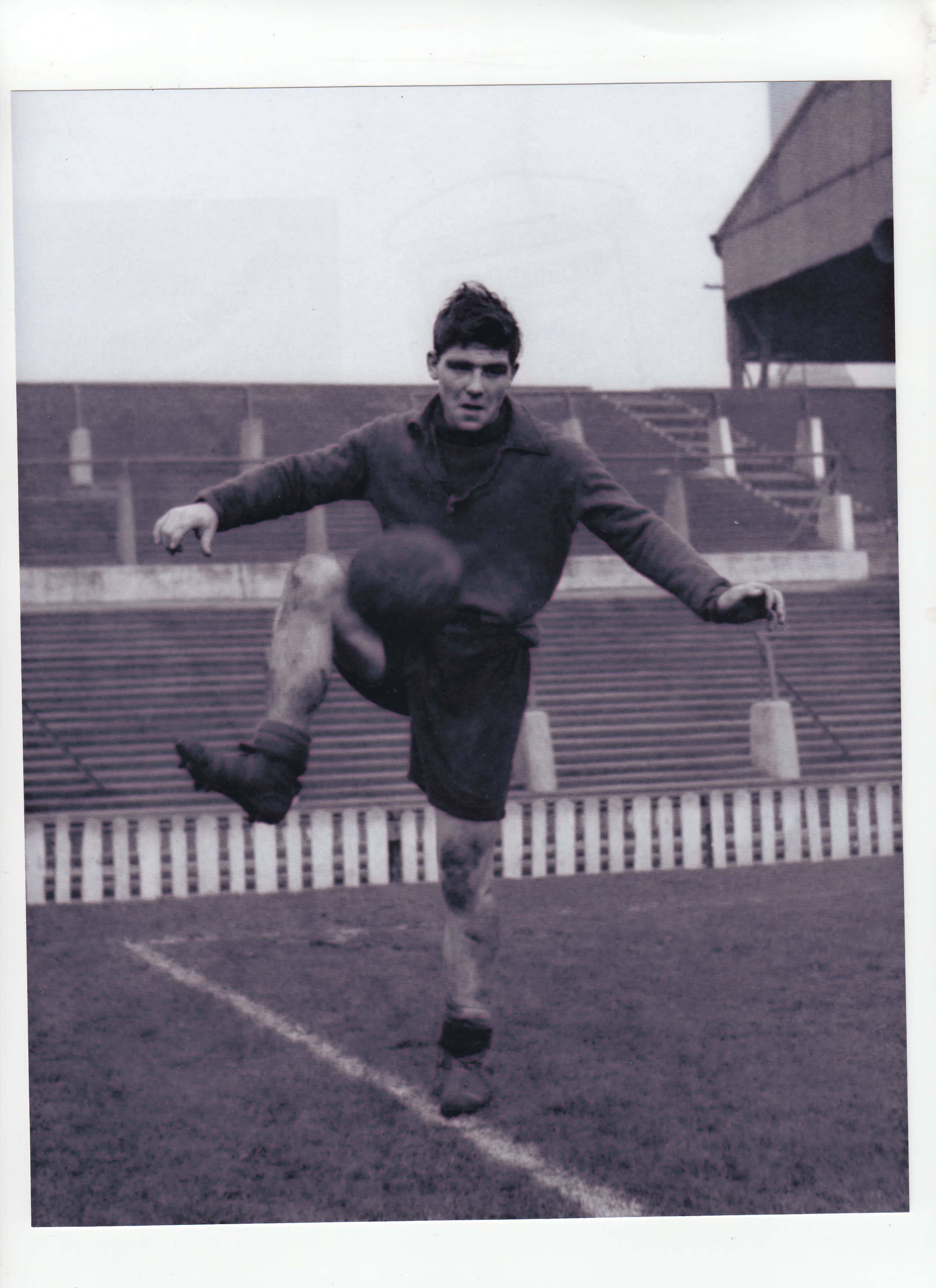 Duncan Edwards, footballer, black and white photo, 2K Phone Wallpaper