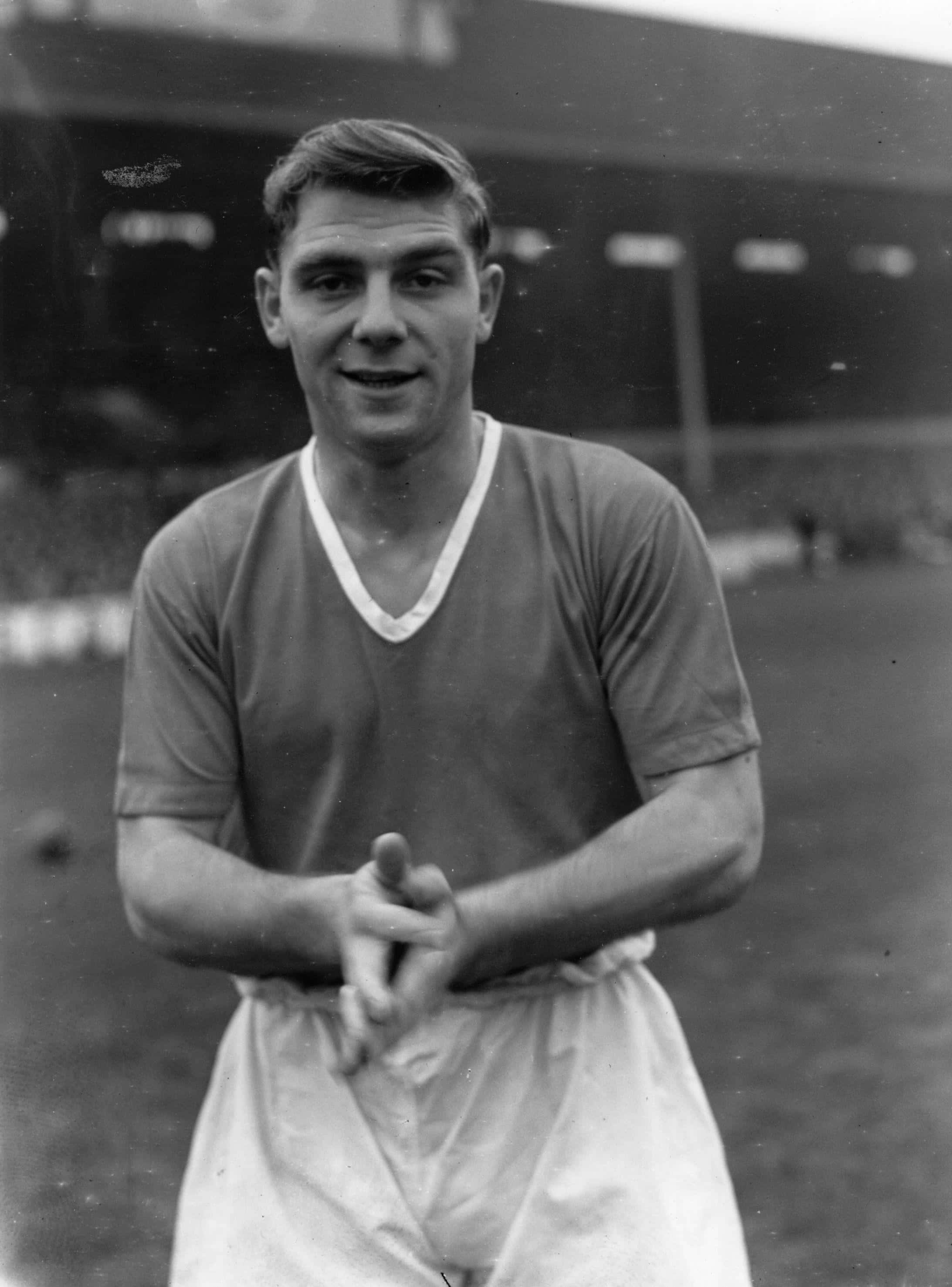 Duncan Edwards, V-neck jersey, grassy pitch, 2K Phone Wallpaper