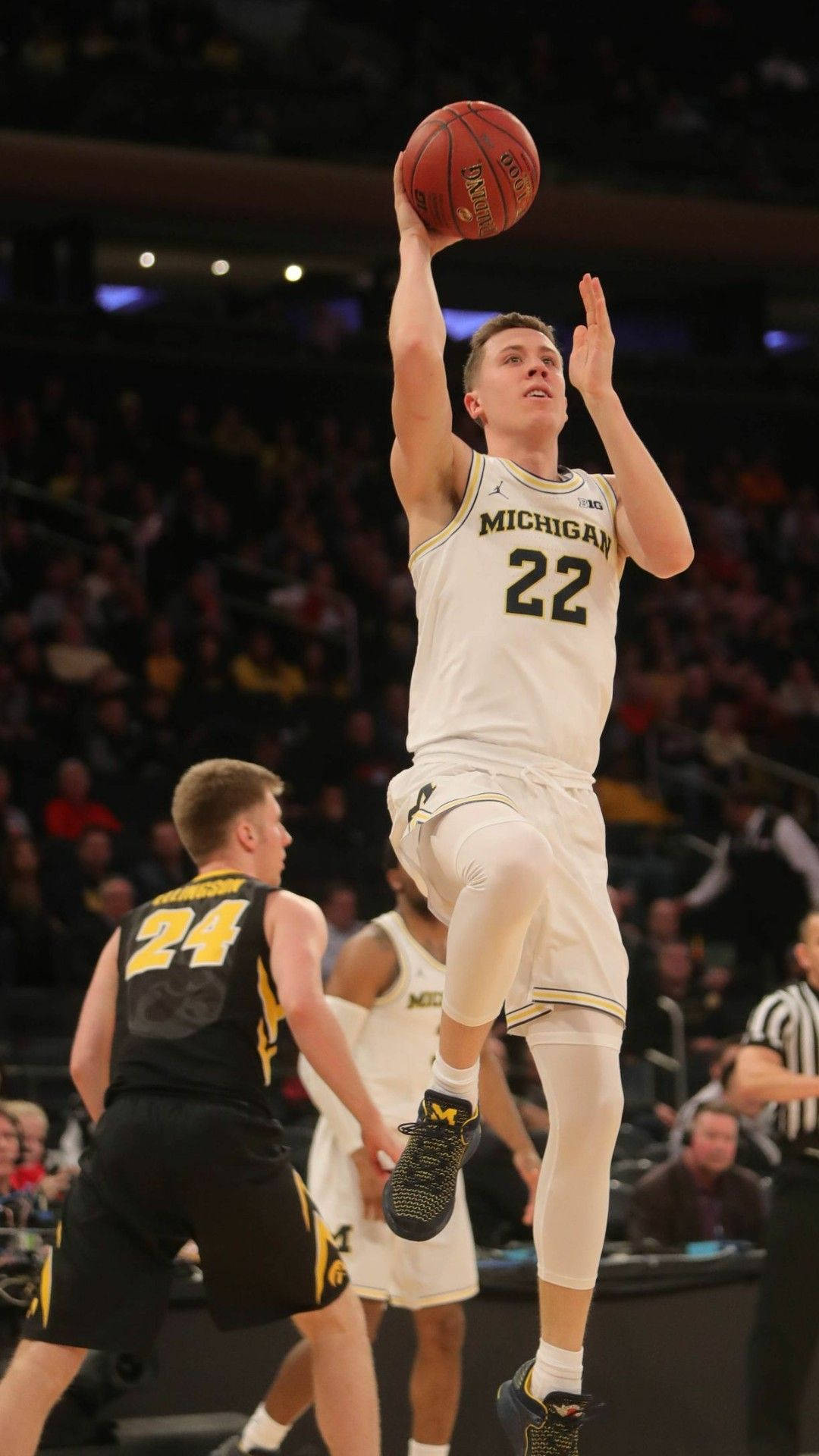 Duncan Robinson, Michigan basketball player, white jersey number 22, Full HD Phone Wallpaper
