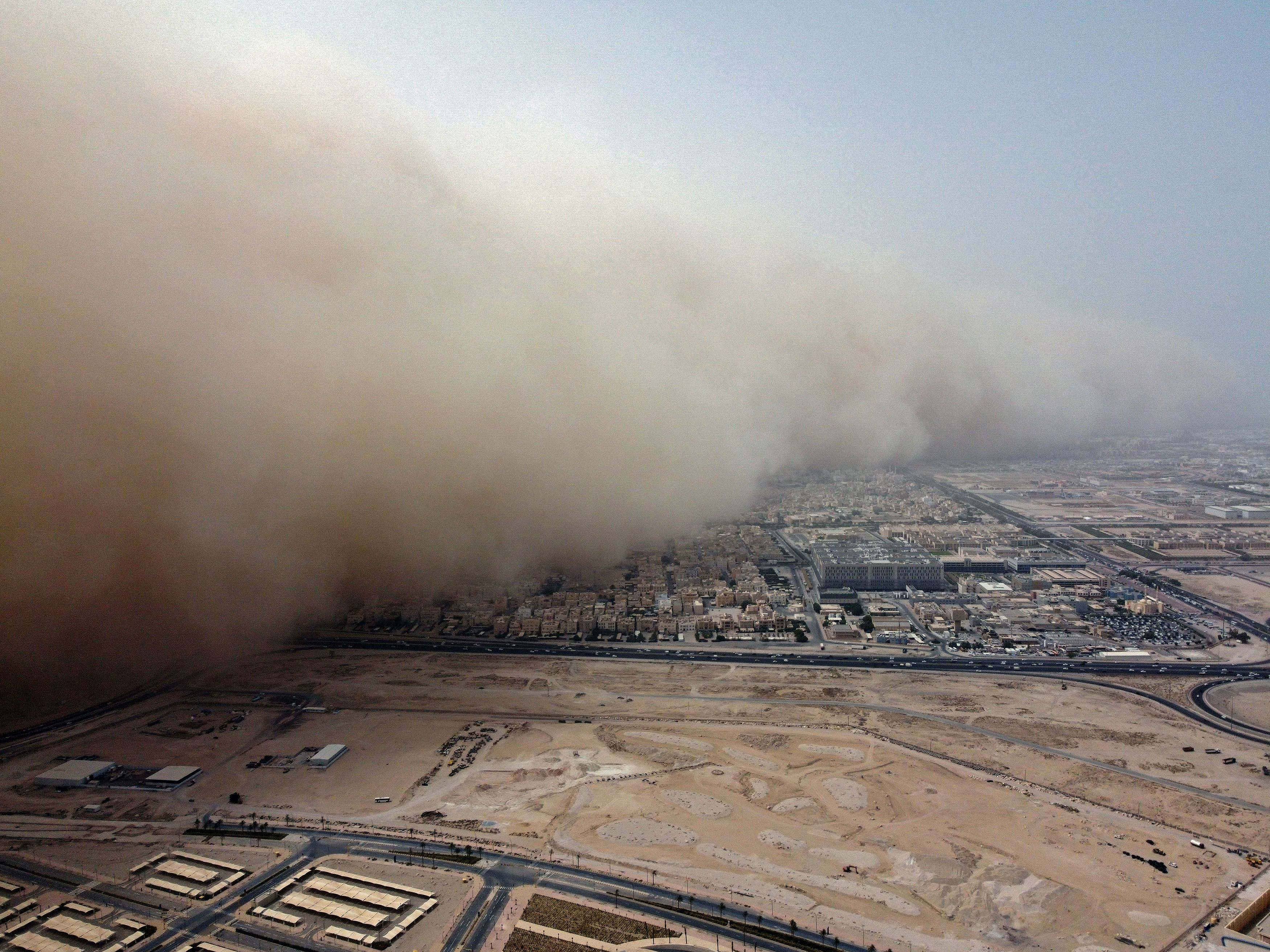 dust storm, desert city, hazy brown veil, 2K Desktop Wallpaper