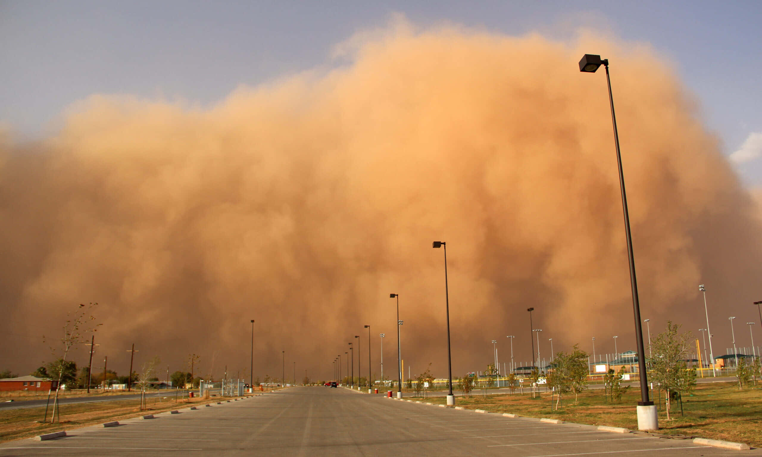 dust storm, city road, lampposts, 2K Desktop Wallpaper