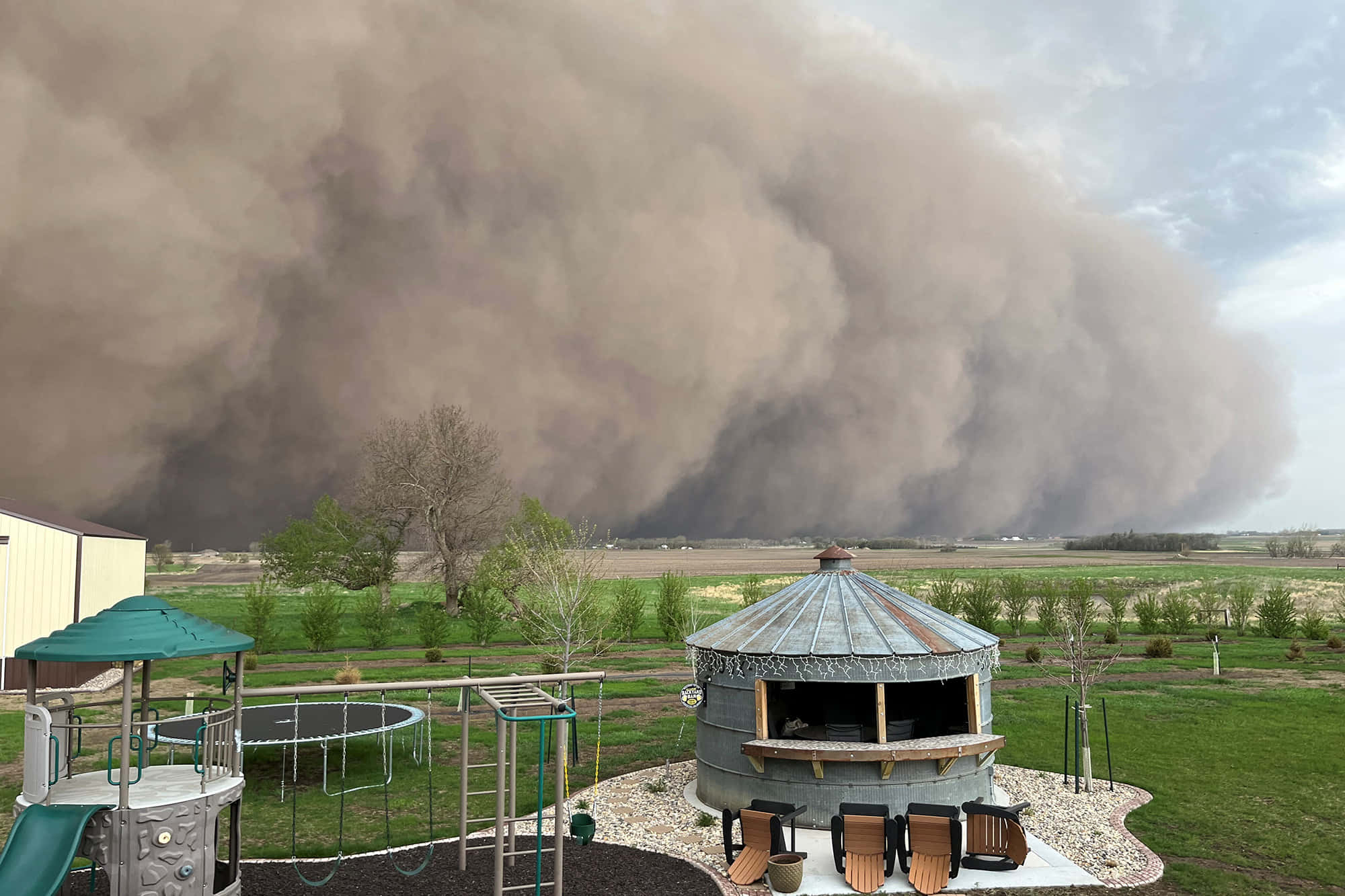 dust storm, residential area, suburban backyard, Full HD Desktop Wallpaper