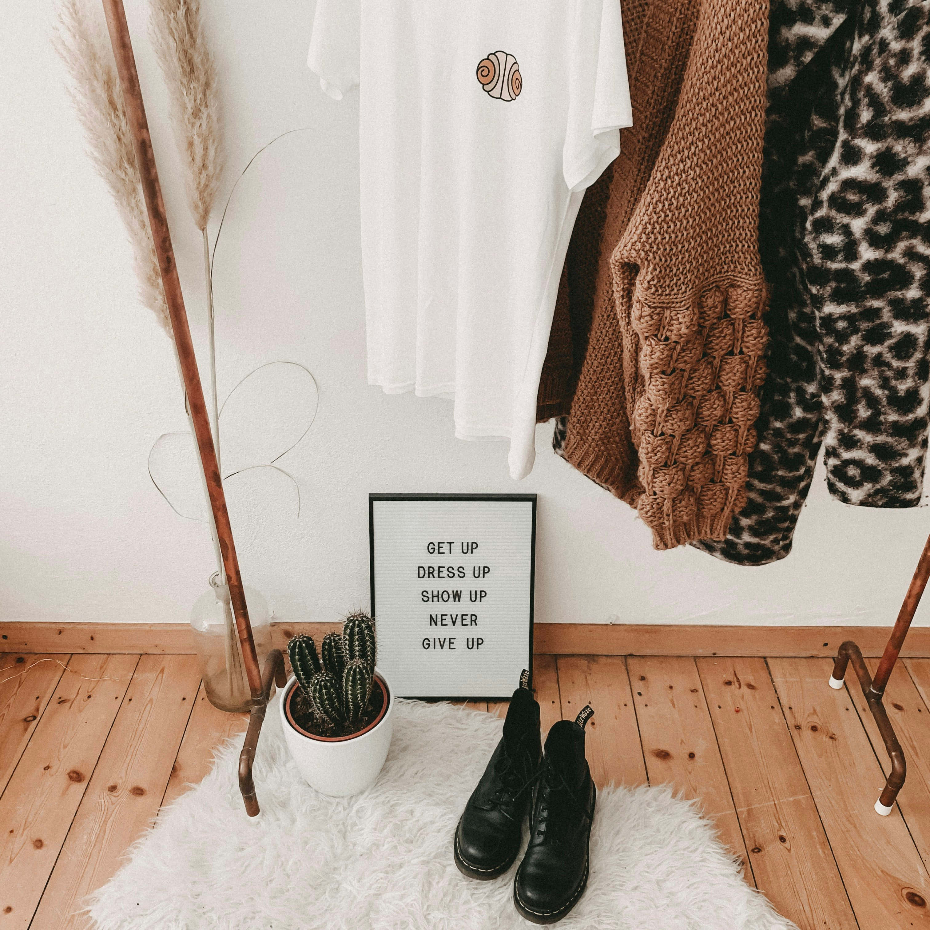 Earthy Toned Fashionand Decor, cactus plant, motivational sign, 2K Desktop Wallpaper
