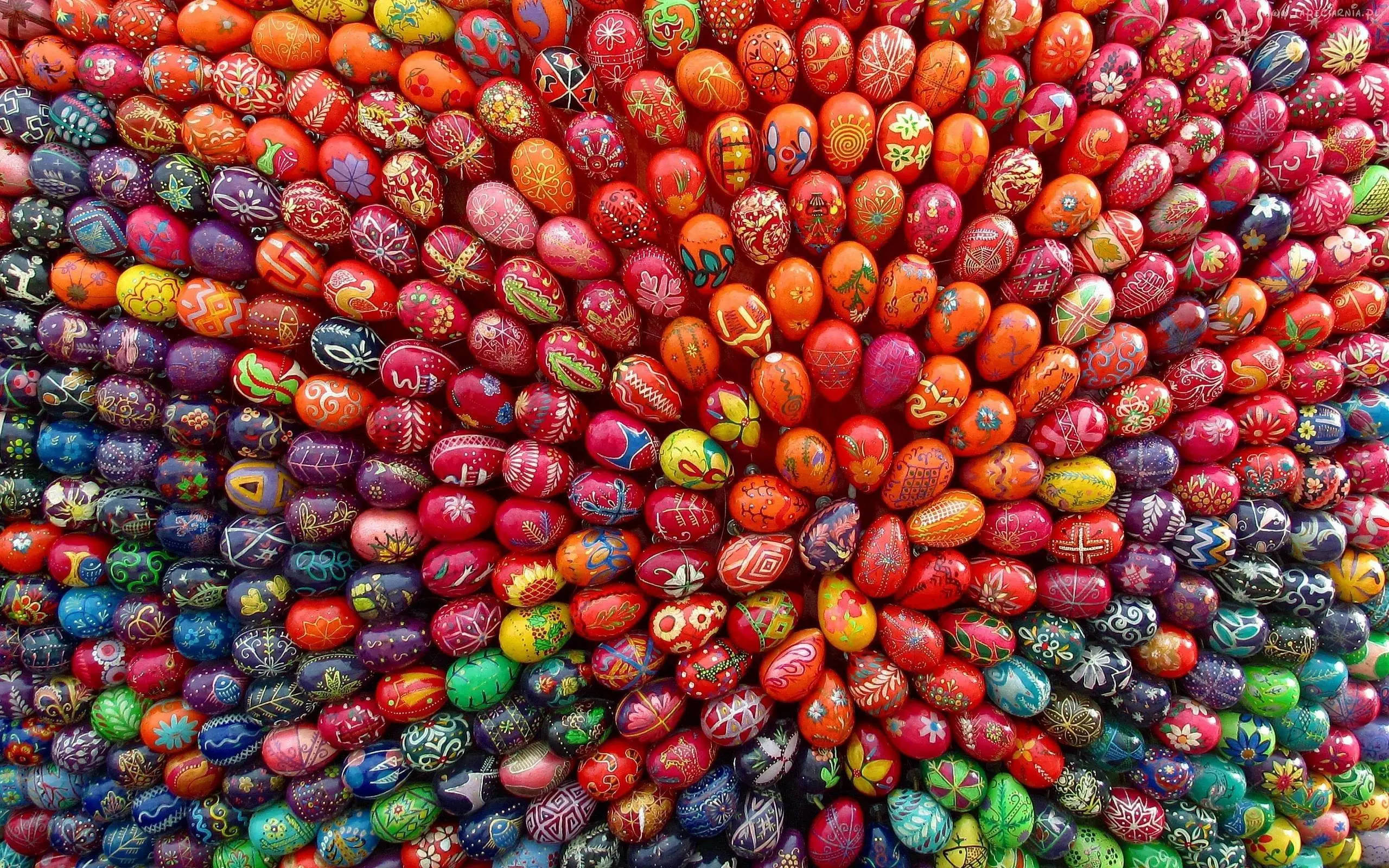 Easter Desktop, circularly arranged eggs, red orange purple green, 2K Desktop Wallpaper