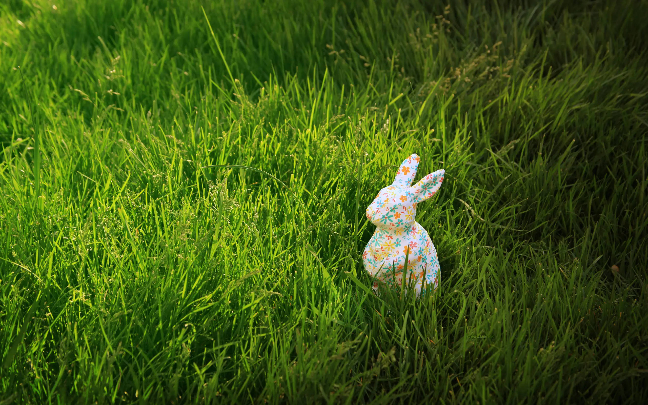 Easter Desktop, ceramic painted rabbit, floral-patterned, 2K Desktop Wallpaper