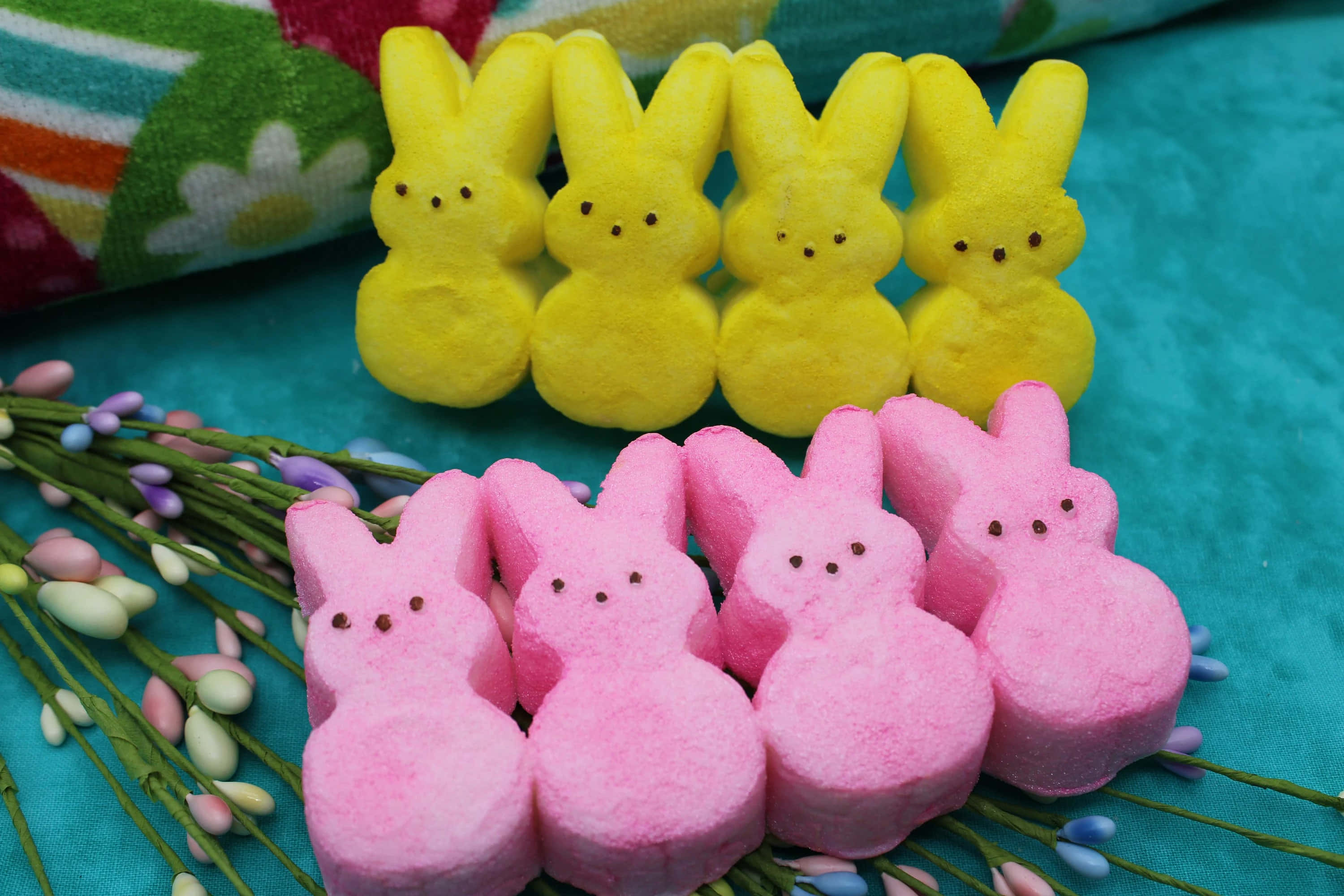 Easter Peeps, yellow bunnies, pink chicks, 2K Desktop Wallpaper