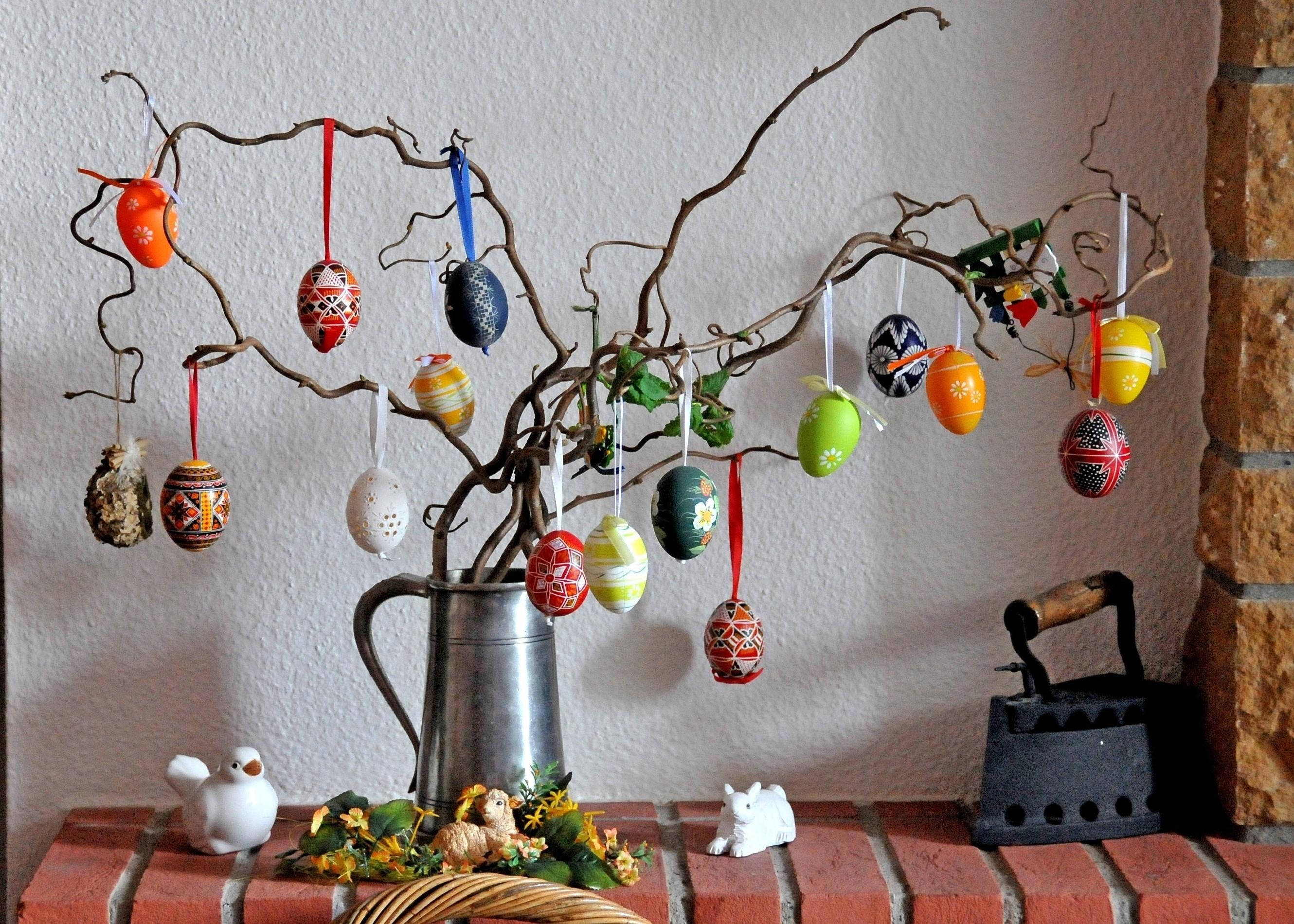 Easter eggs, hand-painted, rustic twig arrangement, 2K Desktop Wallpaper