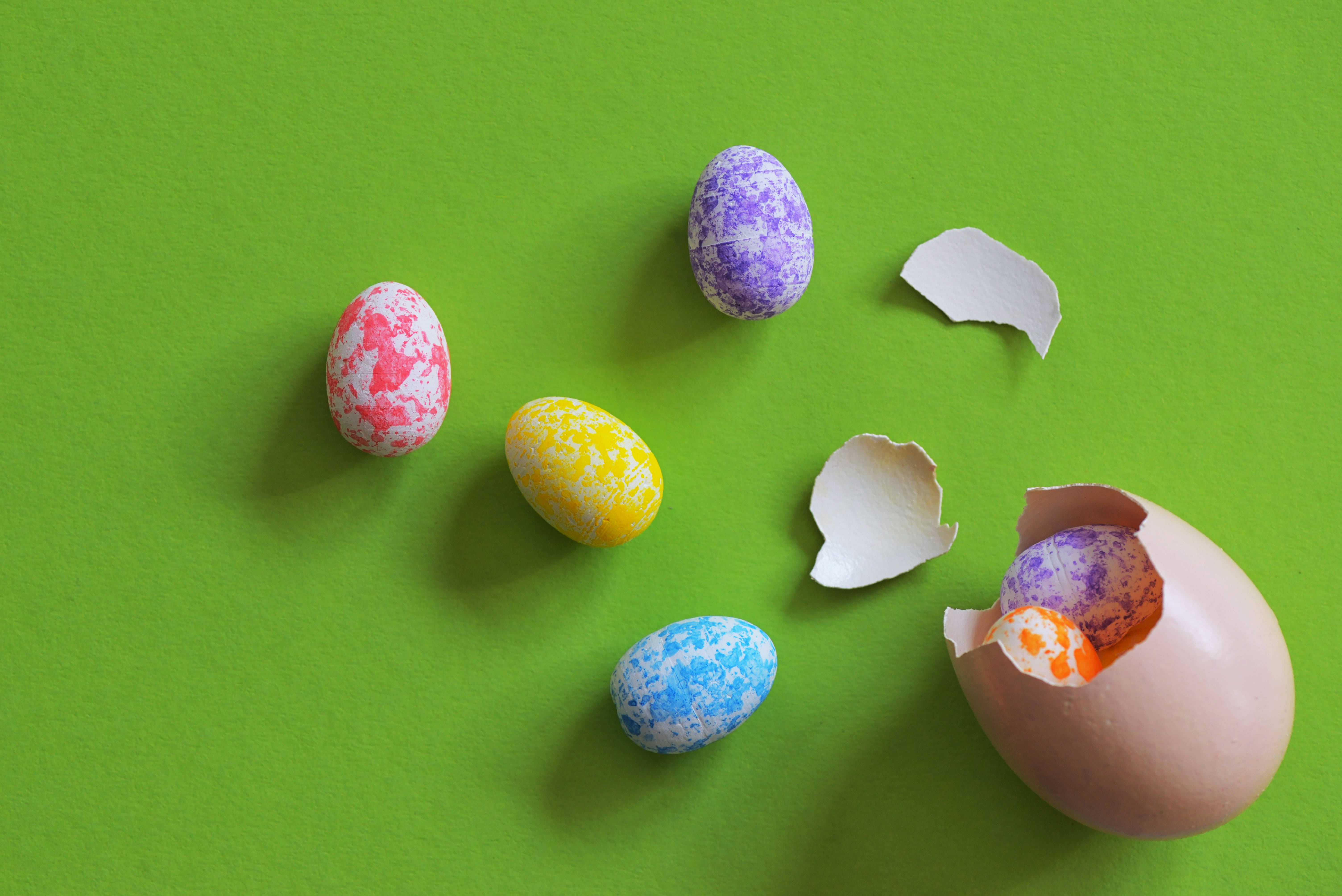 cracked easter eggs, colorful speckled Easter eggs, bright green surface, 5K Desktop Wallpaper