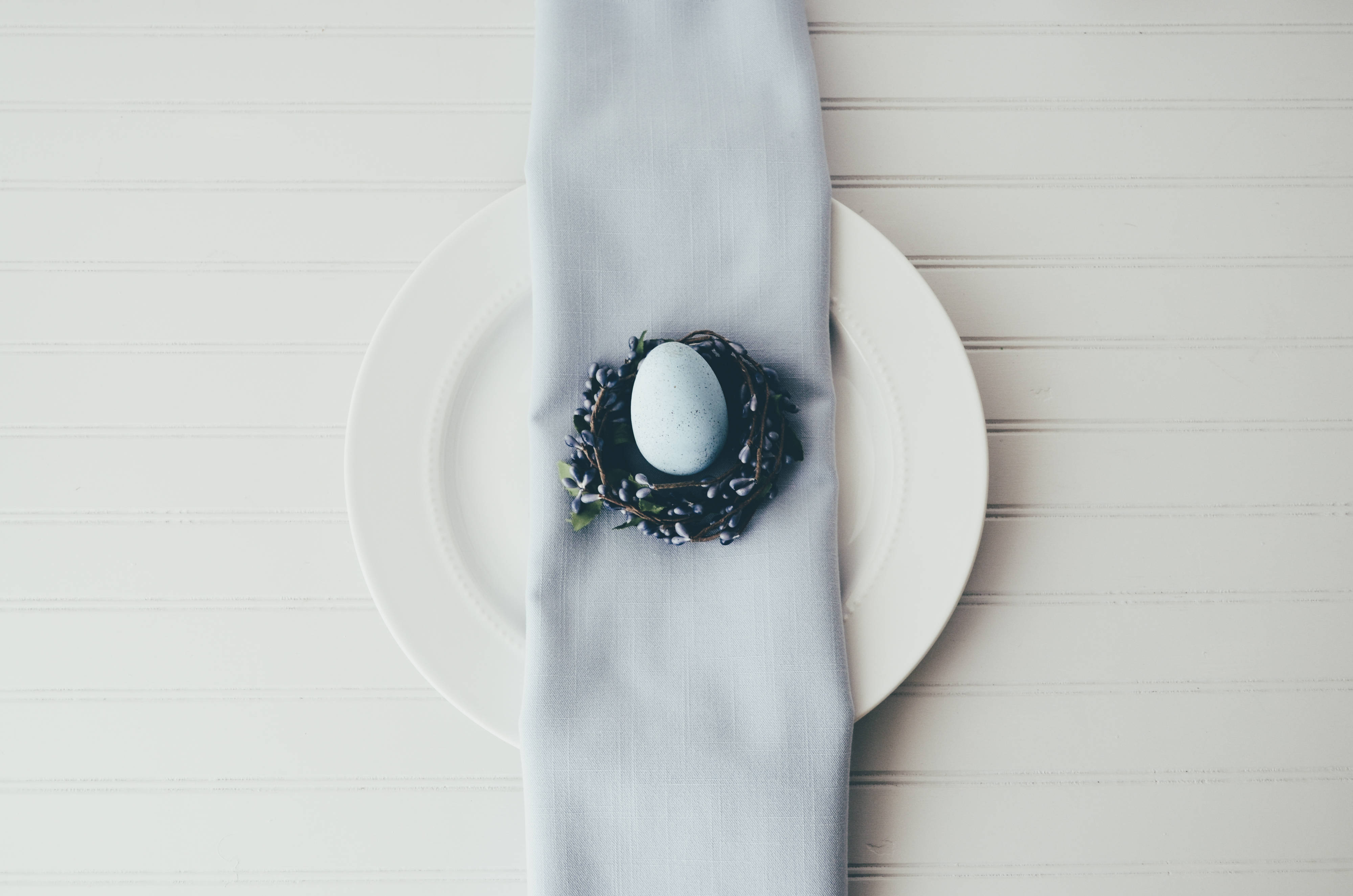 tiny white easter egg, blue egg, dark twig nest, 4K Desktop Wallpaper