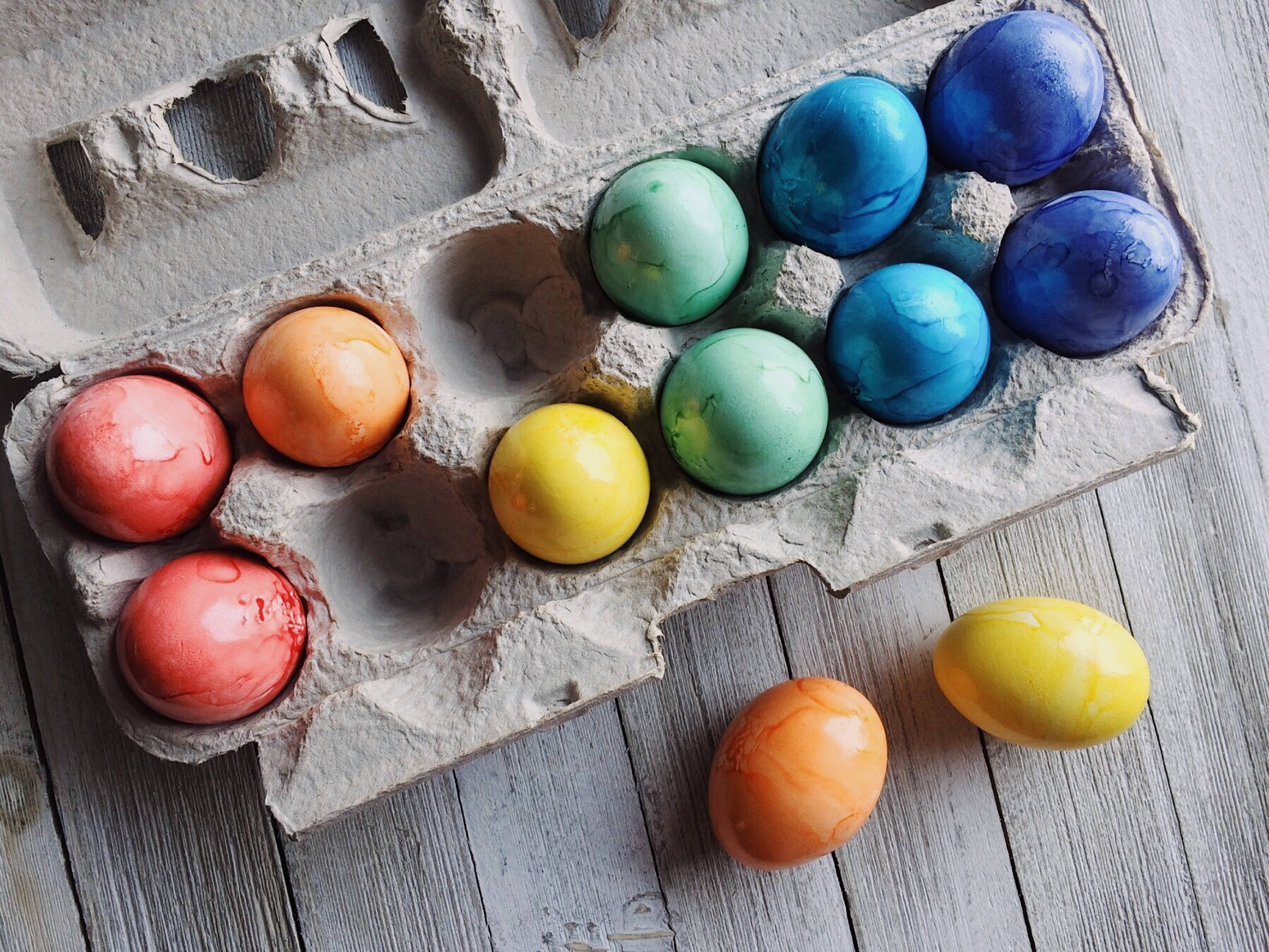 colorful easter eggs, egg tray, red orange yellow green and blue, 2K Desktop Wallpaper