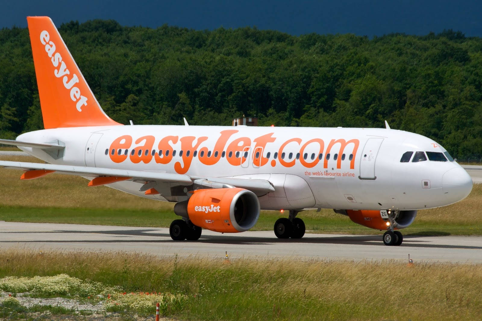 easyJet, orange branding, runway, HD Desktop Wallpaper