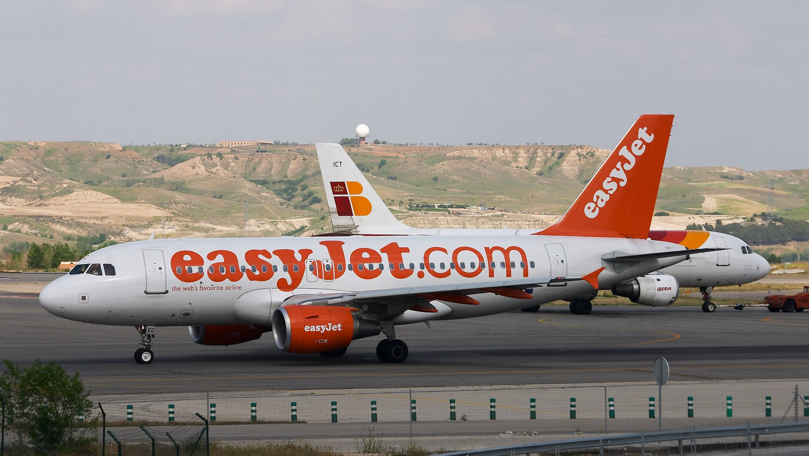 easyJet, orange branding, runway, 2K Desktop Wallpaper