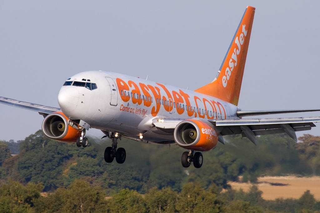 EasyJet, orange and white livery, landing gear down, SD Desktop Wallpaper