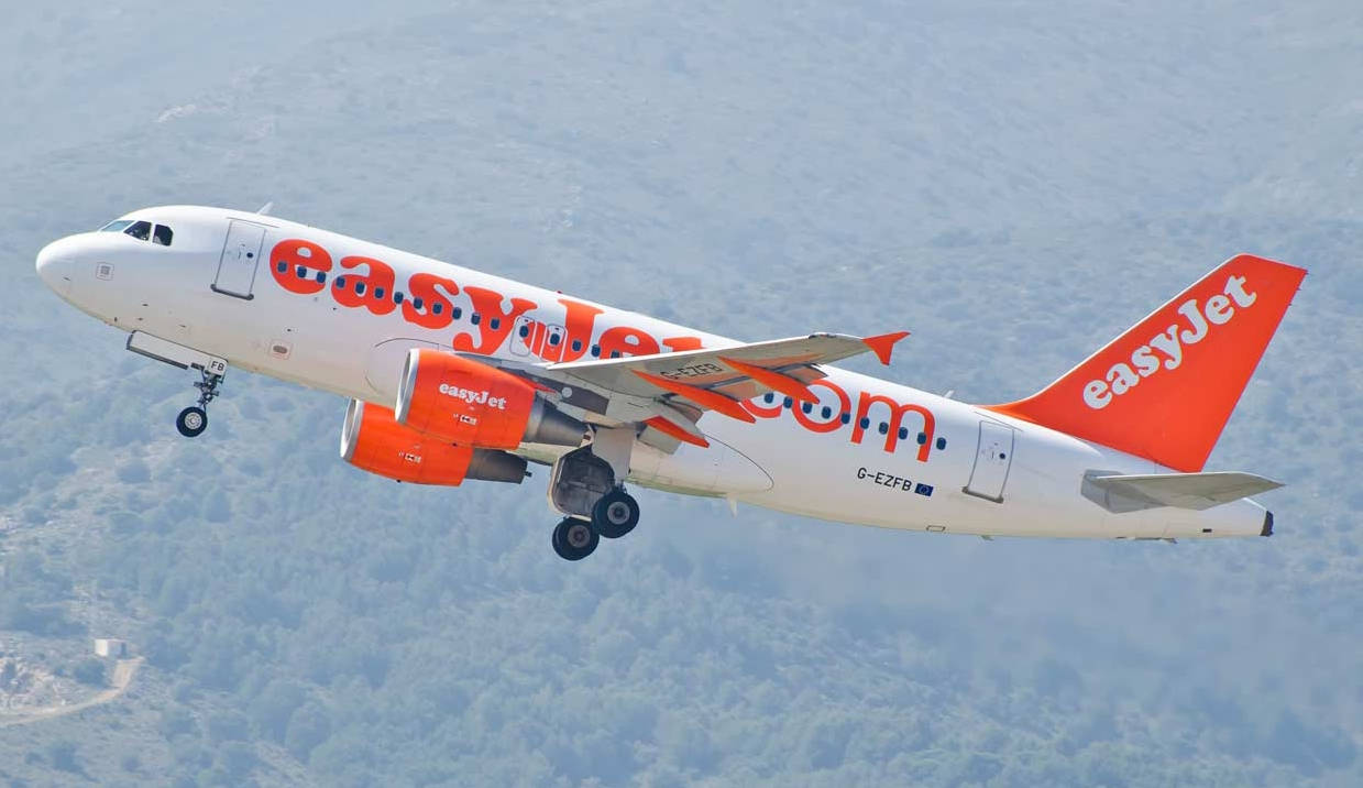 easyJet, white and orange livery, landing gear down, SD Desktop Wallpaper