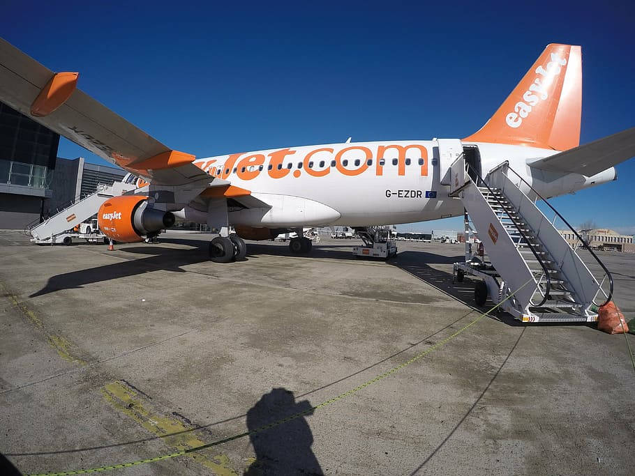easyJet, orange accents, airport gate, SD Desktop Wallpaper
