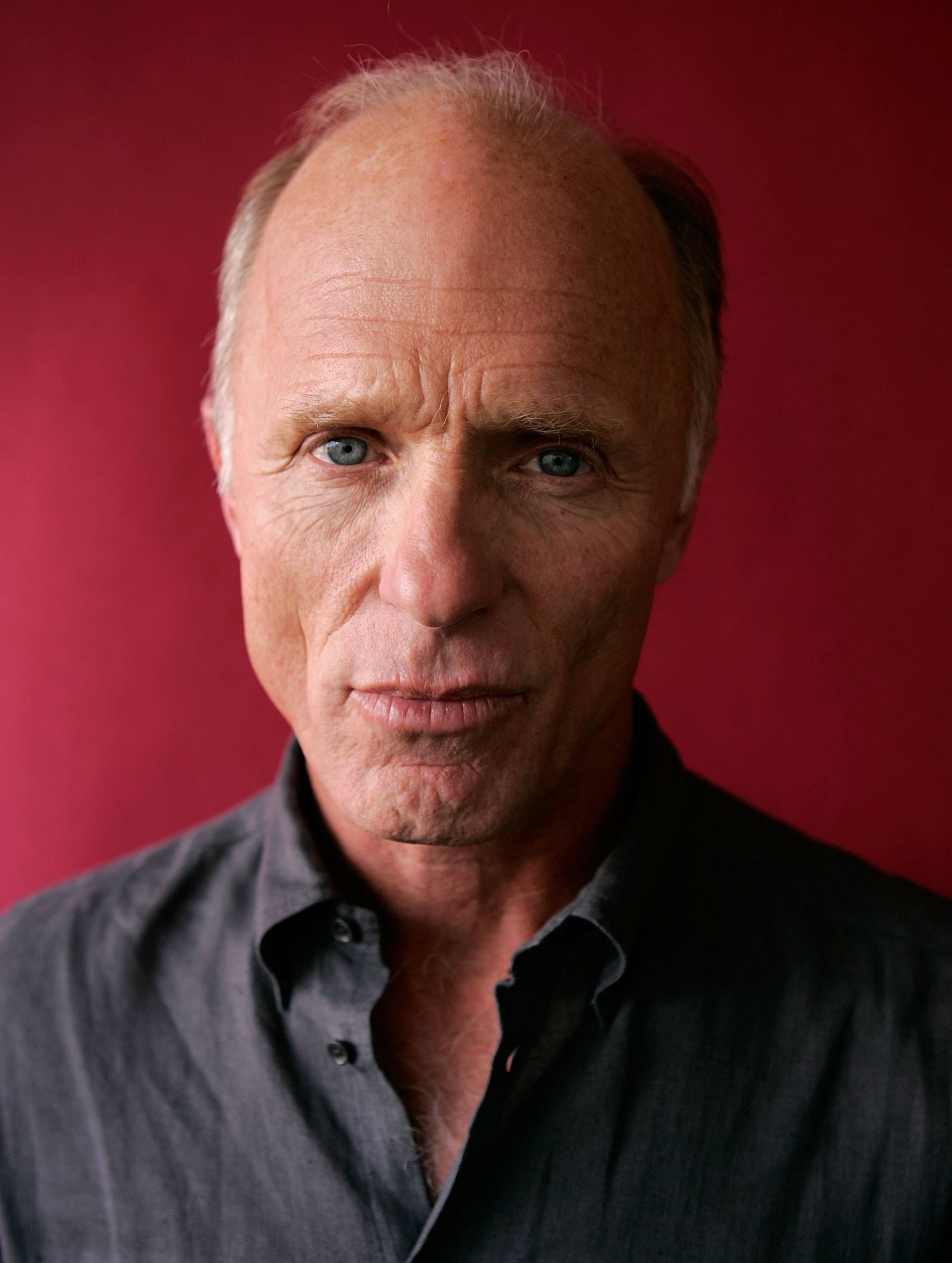 Ed Harris, balding man, piercing blue eyes, 2K Phone Wallpaper