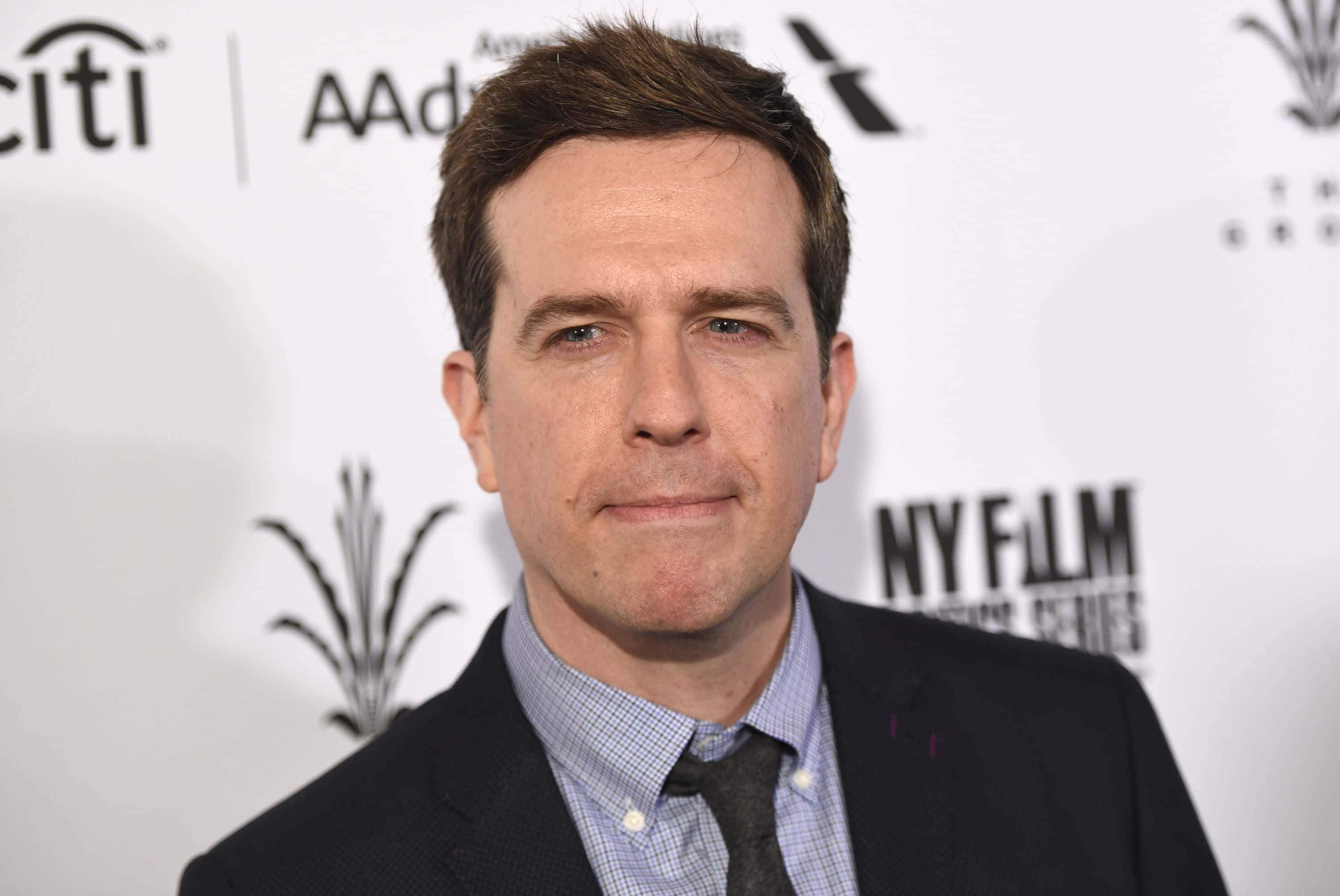 Ed Helms, red carpet event, dark suit, 2K Desktop Wallpaper