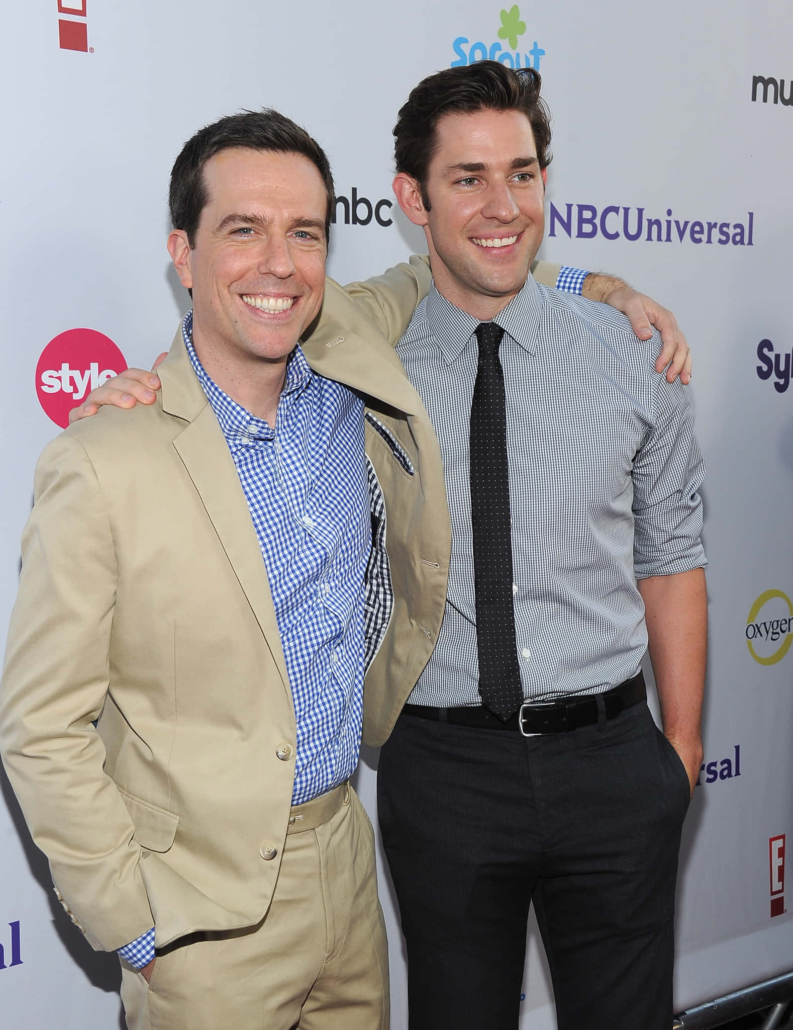 Ed Helms, smart casual attire, branded event backdrop, Full HD Phone Wallpaper