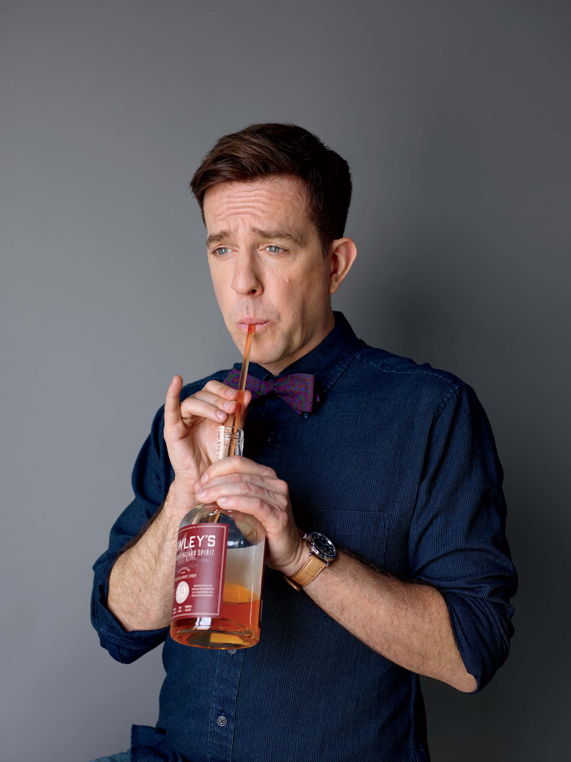 Ed Helms, blue shirt, bowtie, 2K Phone Wallpaper