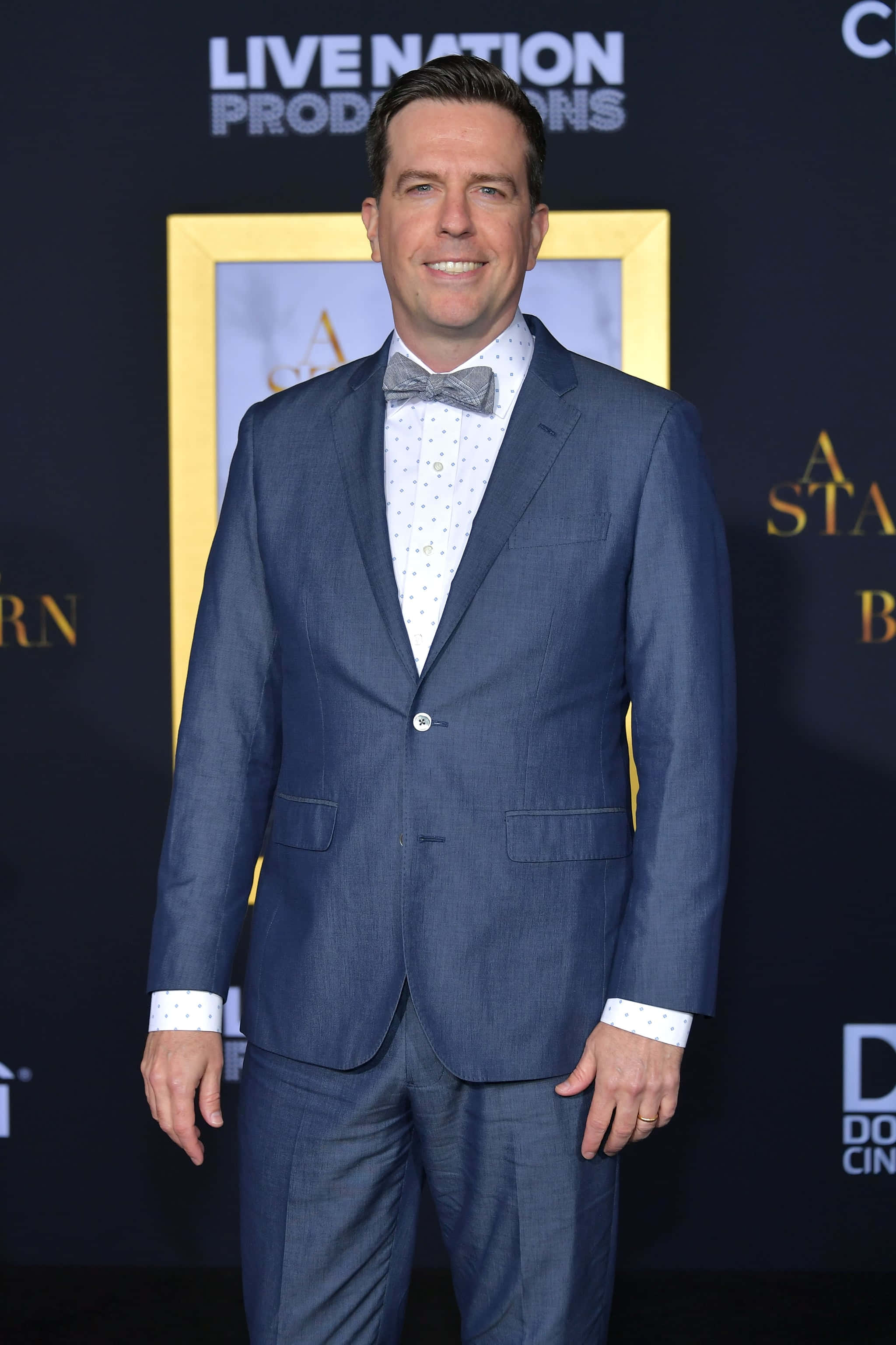 Ed Helms, blue suit, patterned bow tie, 2K Phone Wallpaper
