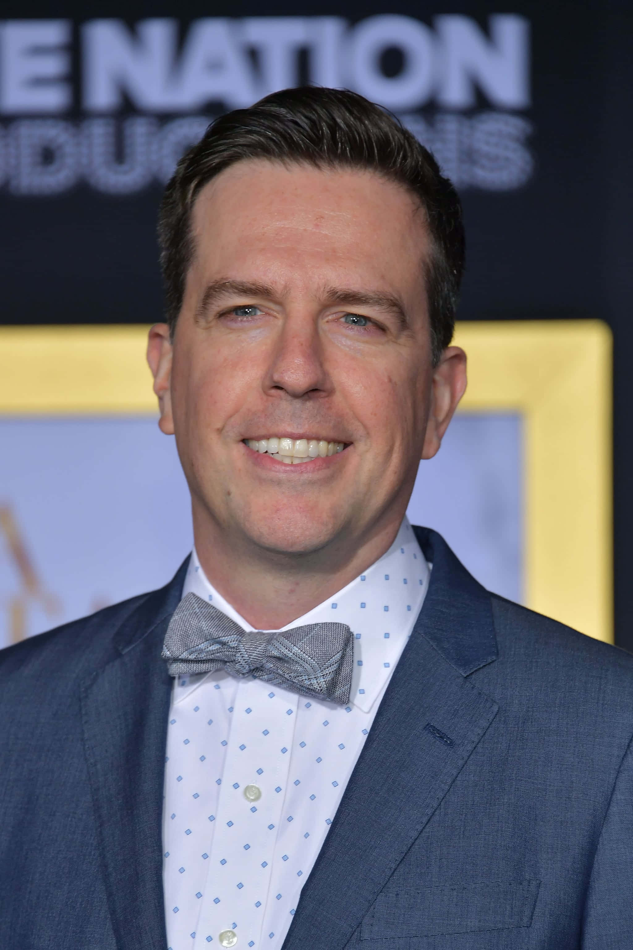 Ed Helms, blue suit, patterned bow tie, 2K Phone Wallpaper