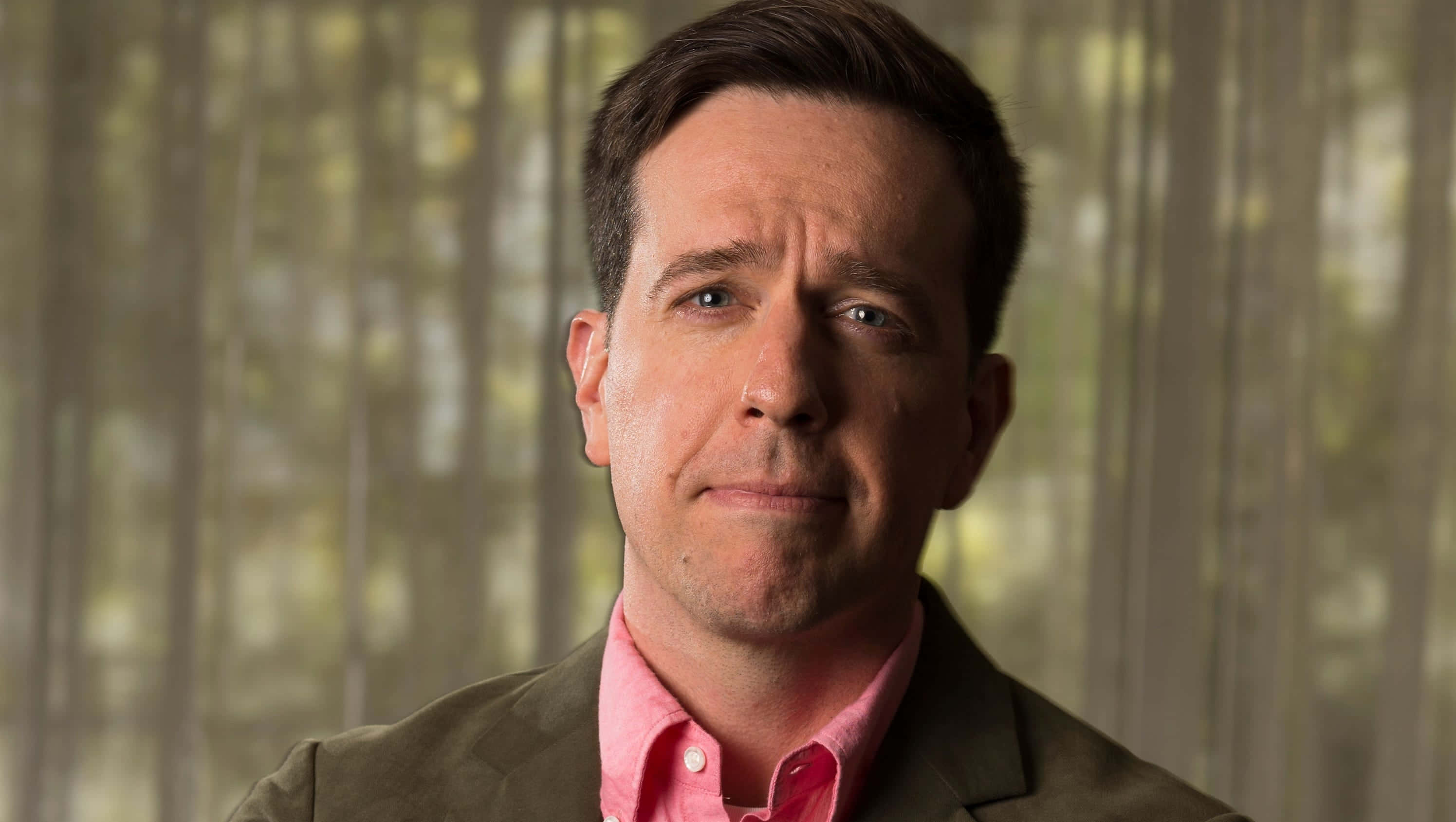 Ed Helms, pink shirt, brown blazer, 2K Desktop Wallpaper
