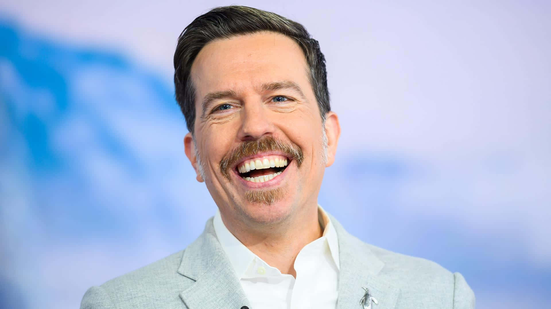 Ed Helms, light gray suit, soft blue blurred background, Full HD Desktop Wallpaper