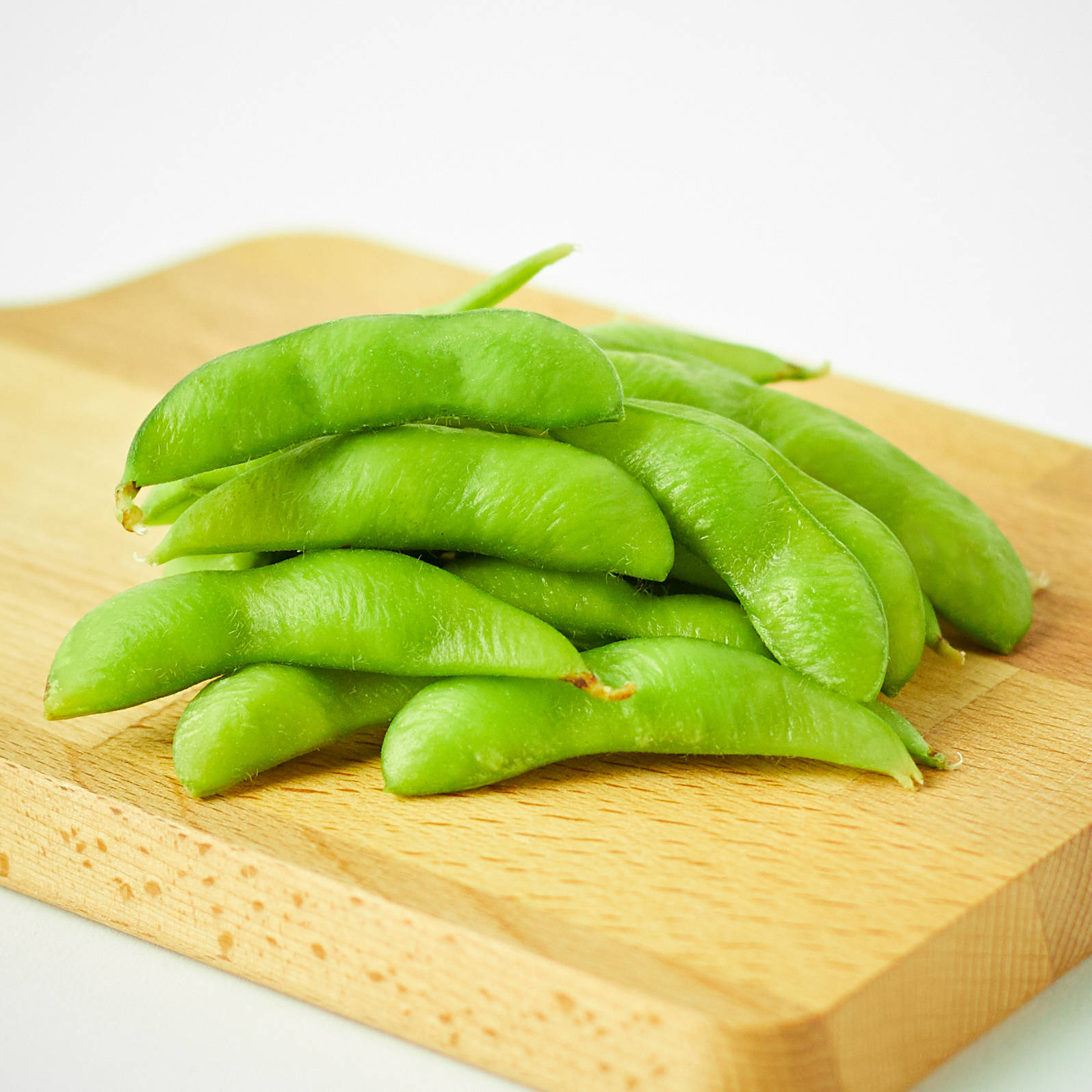 edamame beans, piled, light wooden cutting board, HD Desktop Wallpaper