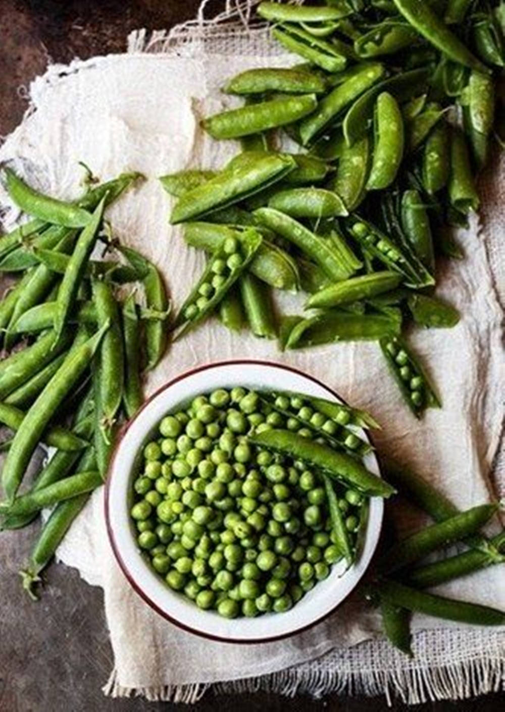 shelled and boiled edamame beans, fresh green peas, open pods, HD Phone Wallpaper