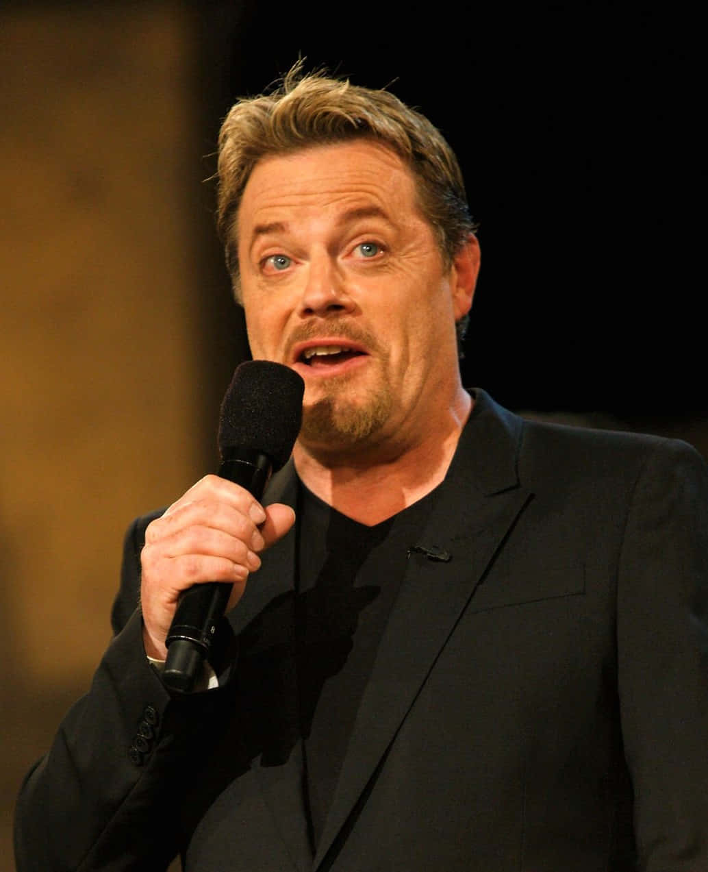 Eddie Izzard, polka-dot top, black suit, SD Phone Wallpaper