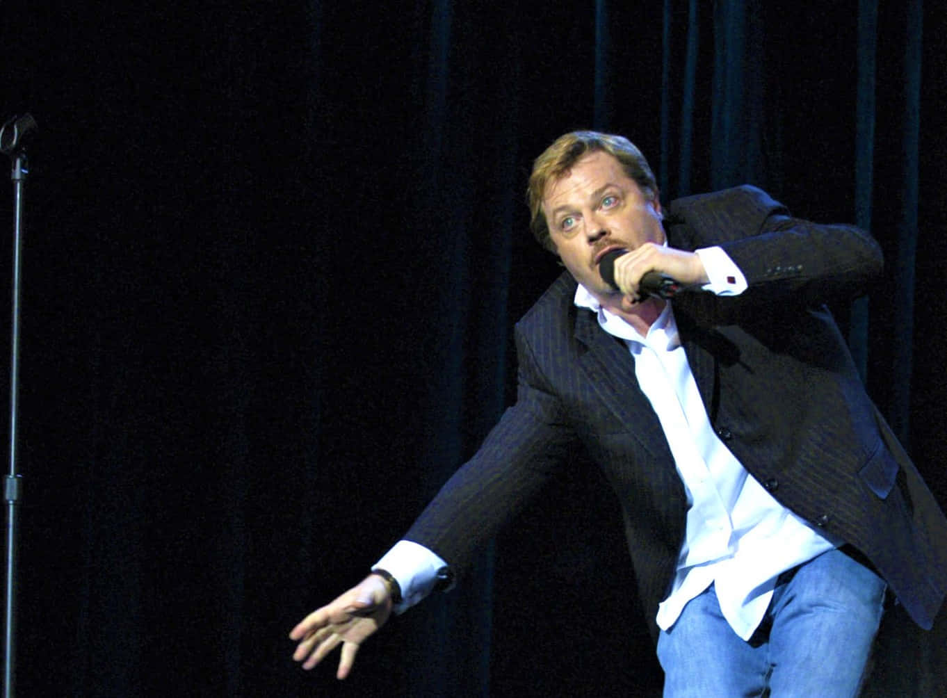 Eddie Izzard, pinstripe suit, microphone, HD Desktop Wallpaper