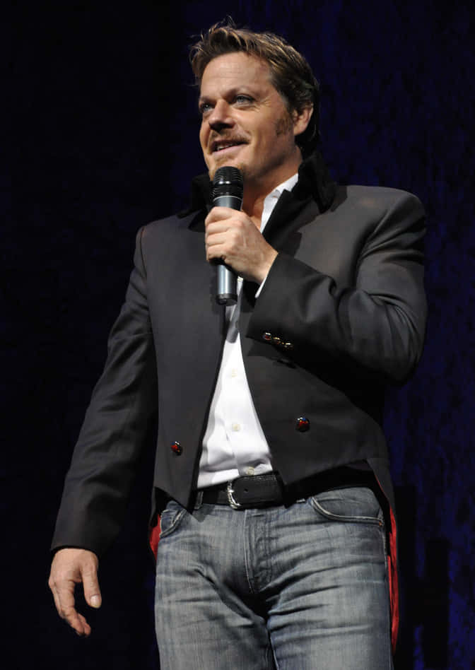 Eddie Izzard, black blazer, jeans, SD Phone Wallpaper