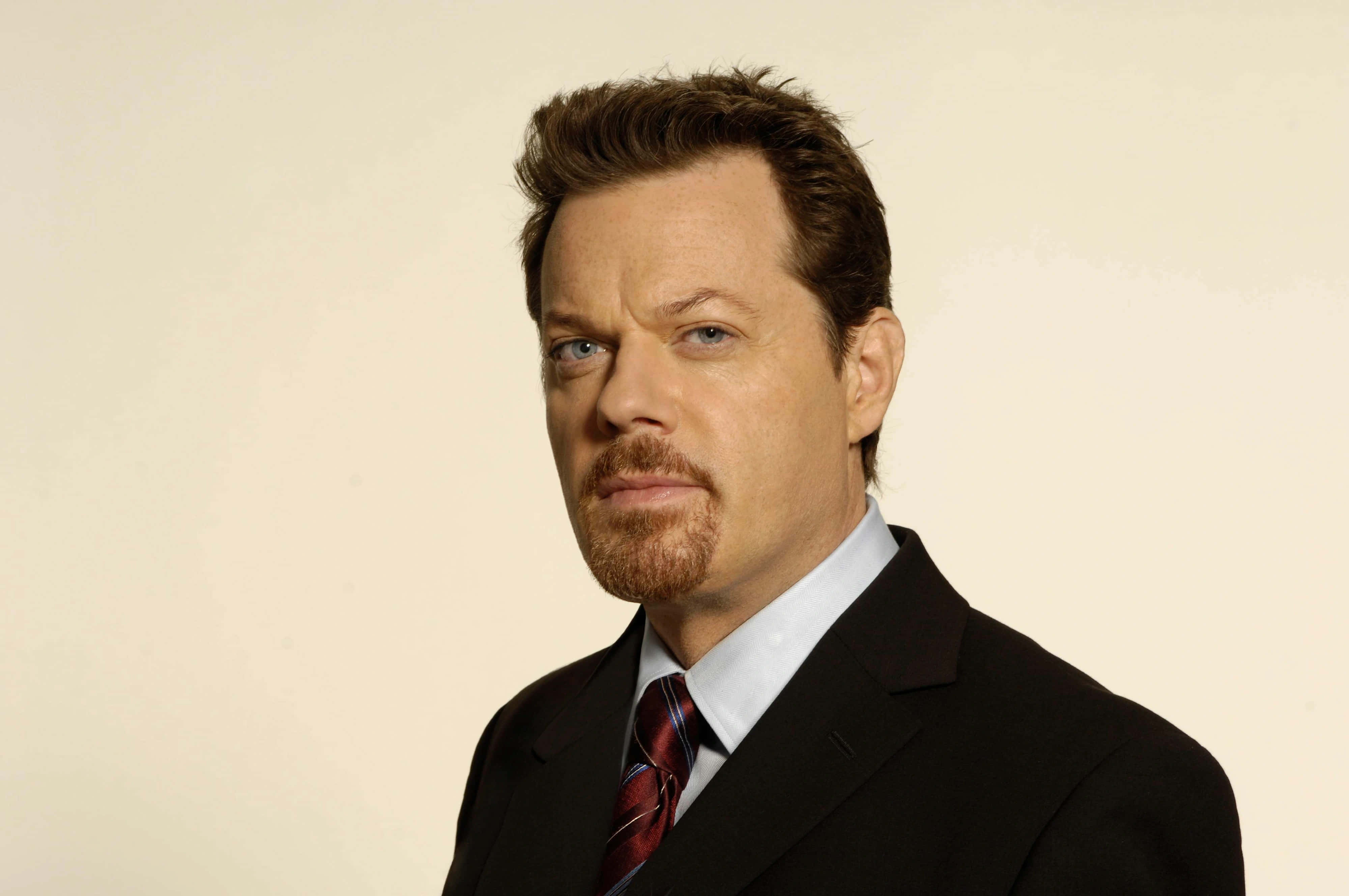 Eddie Izzard, dark suit, red tie, 4K Desktop Wallpaper