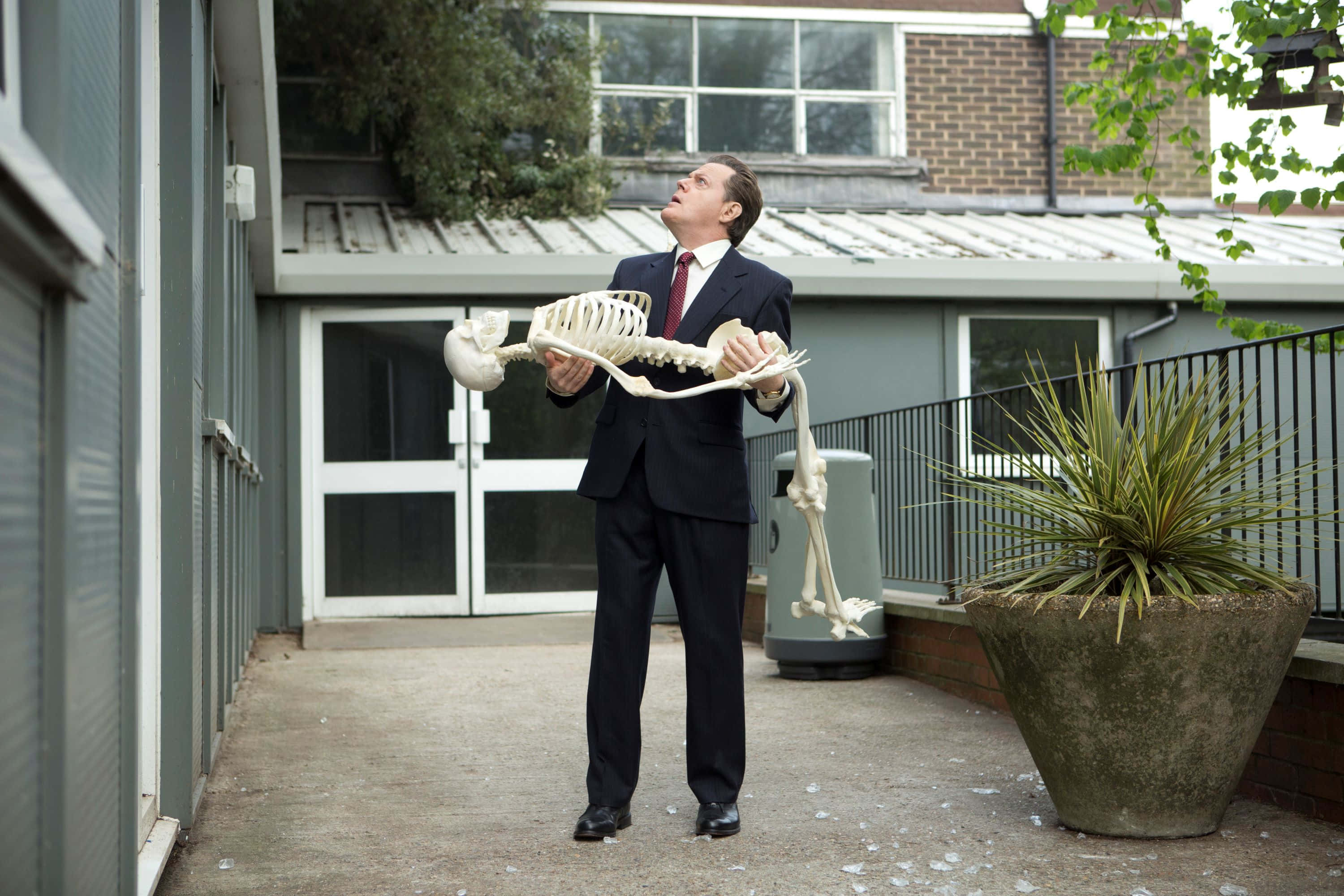 Eddie Izzard, suit, human skeleton model, 2K Desktop Wallpaper