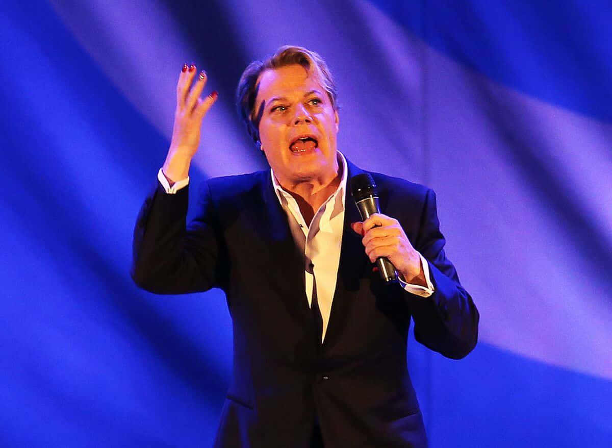 Eddie Izzard, dark suit, microphone, SD Desktop Wallpaper
