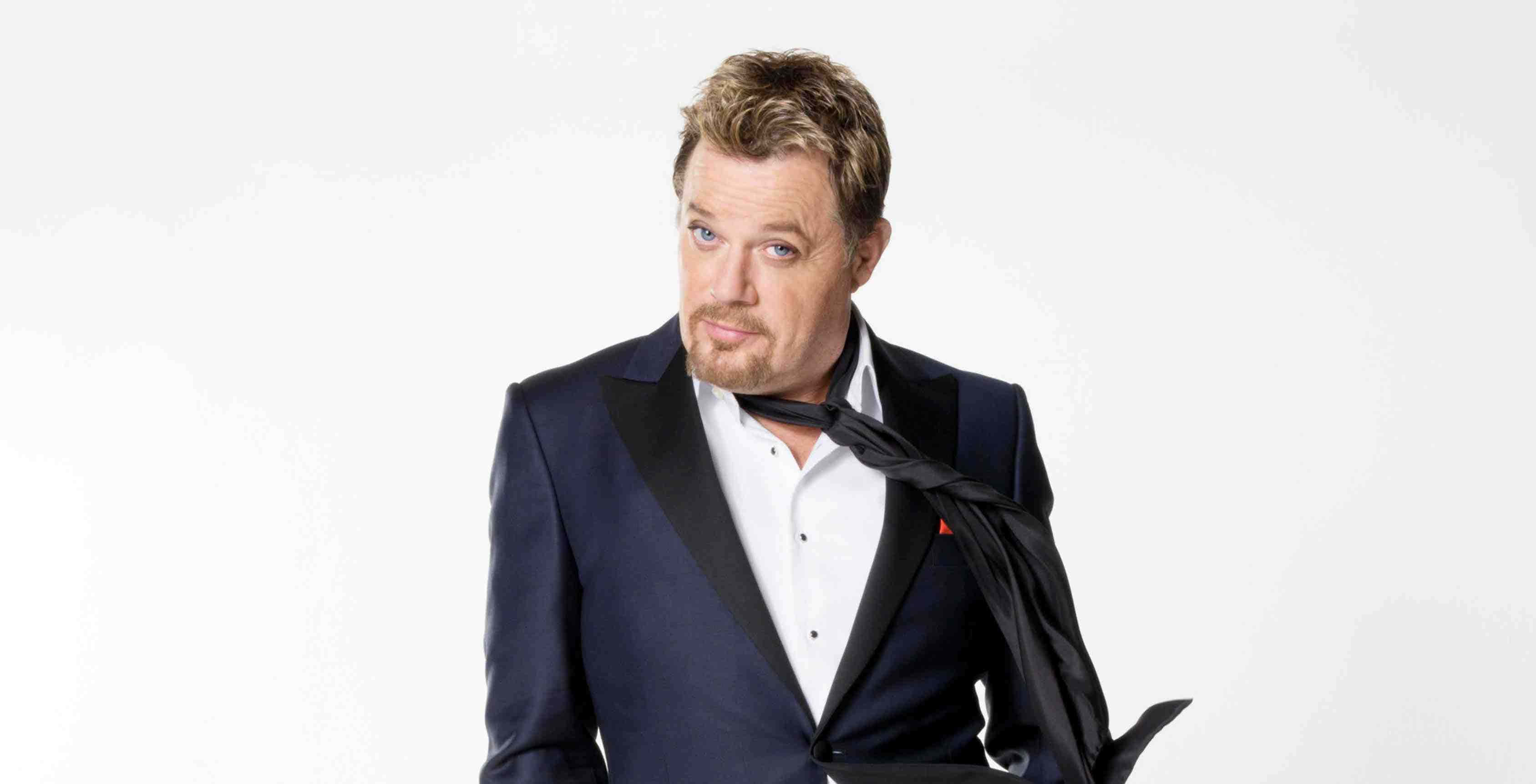Eddie Izzard, navy tuxedo, loosened tie, 2K Desktop Wallpaper