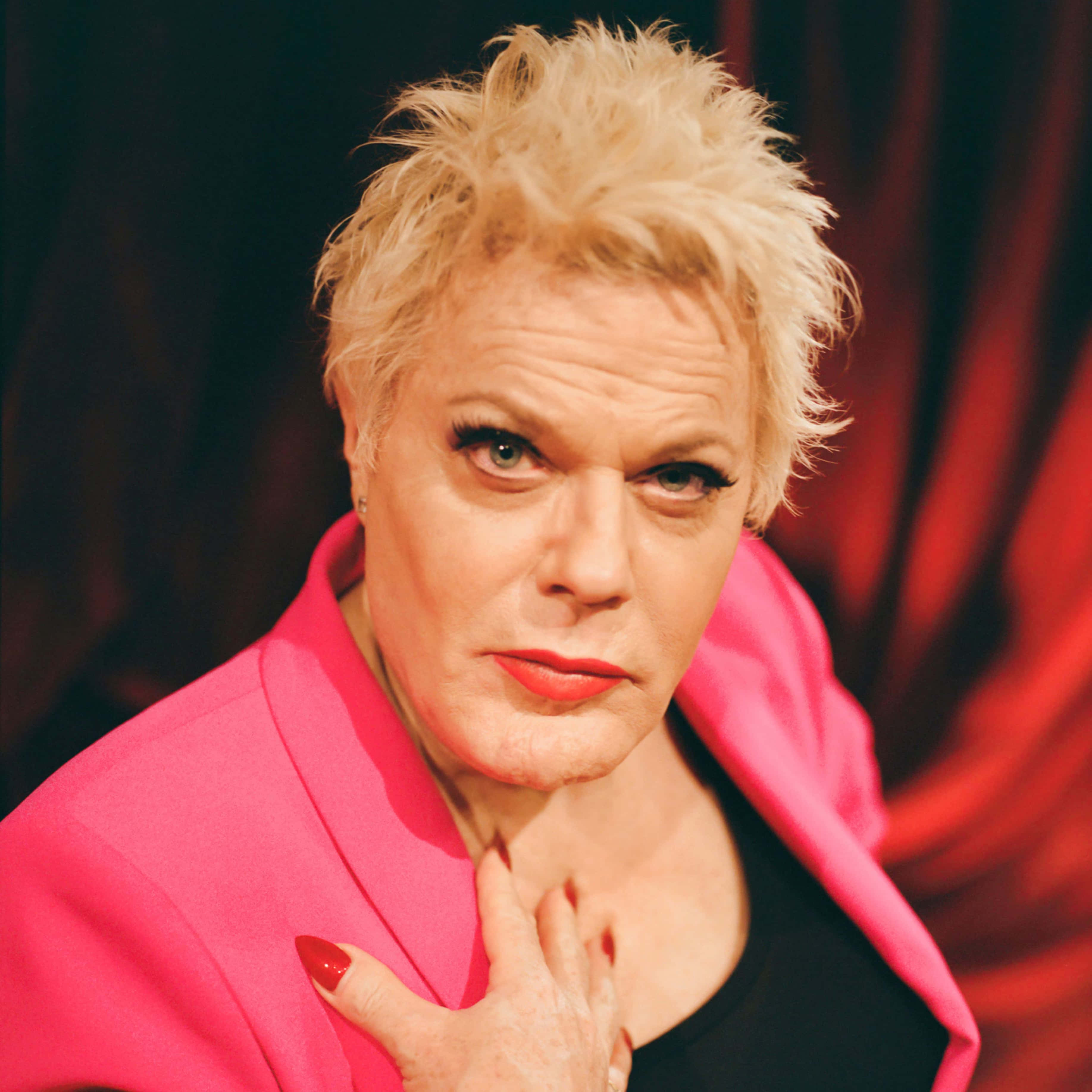 Eddie Izzard, spiky blonde hair, bold red lipstick, 2K Desktop Wallpaper