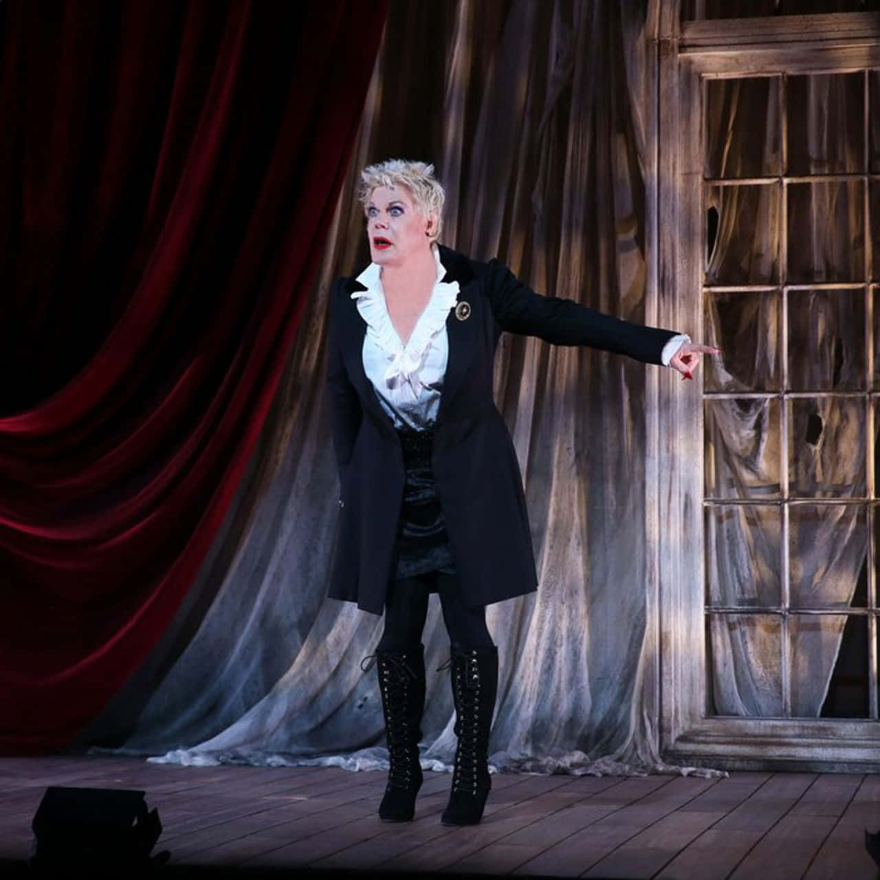 Eddie Izzard, black coat, lace-up boots, HD Desktop Wallpaper